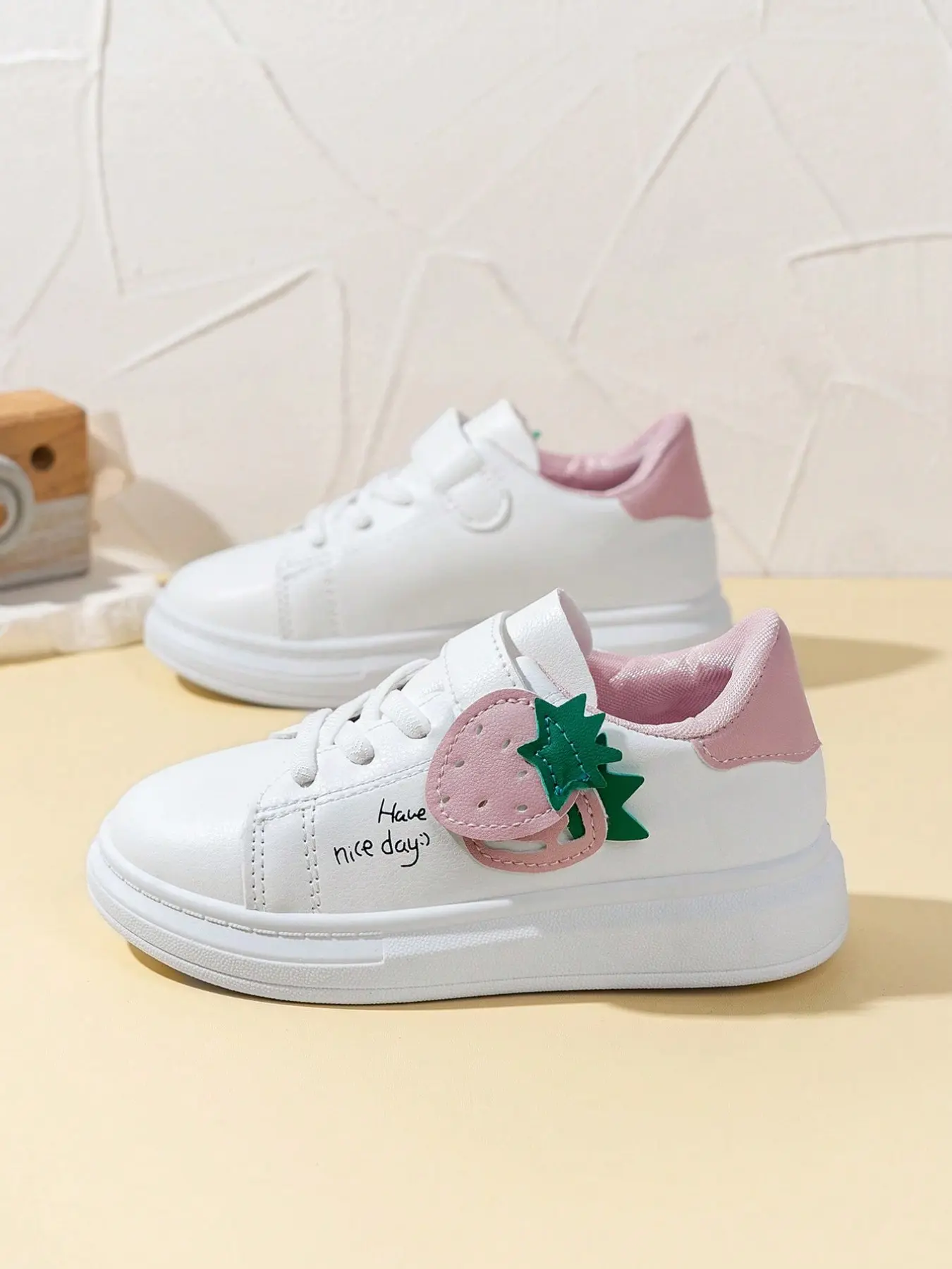 New Kids Fashion Sports Shoes, Unisex Casual School Shoes, All-Season Comfort, Trendy Strawberry Print