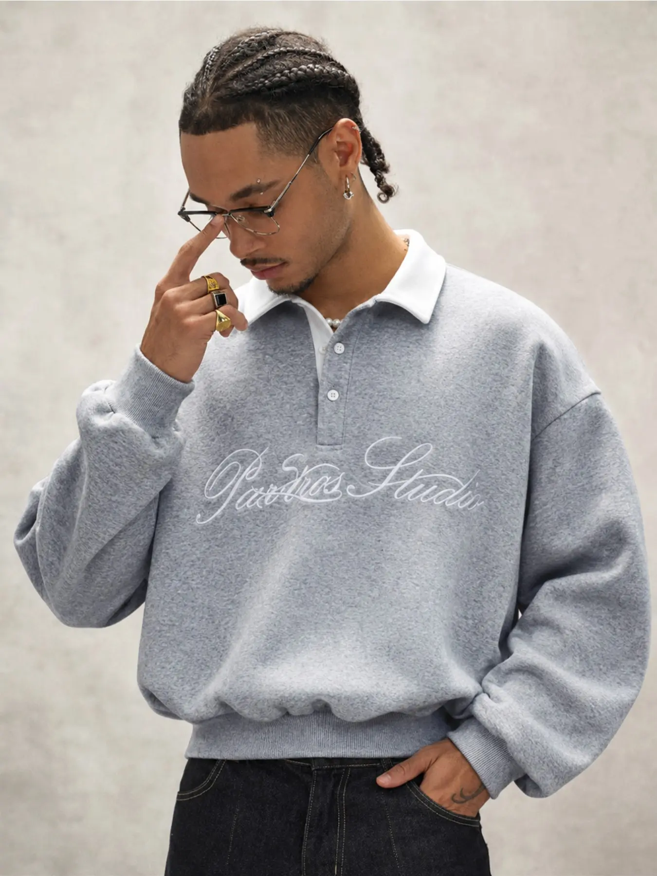 Contrast White Collar Polo Pullover Sweatshirt, Cursive Script Letter Graphic Print, American Vintage College‑Style Long‑Sleeve Sweatshirt, Unisex Early‑Fall Trendy Top For Daily Commute, Travel, Photoshoot & Holiday Gifts