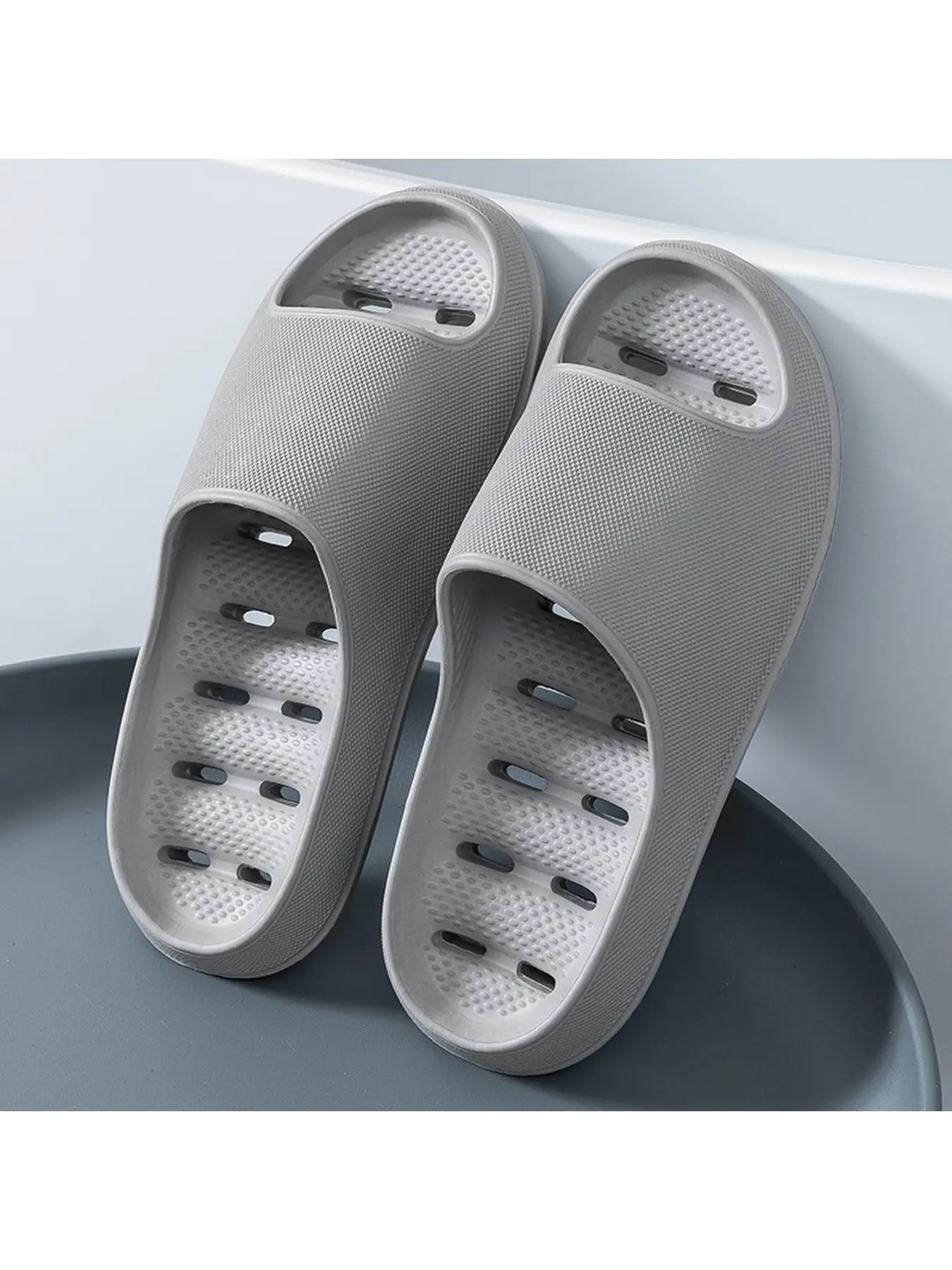 Household bathroom slippers, leak-proof and hollowed-out, thick-soled for women in summer, home anti-odor and non-slip shower slippers, men's wholesale, lightweight