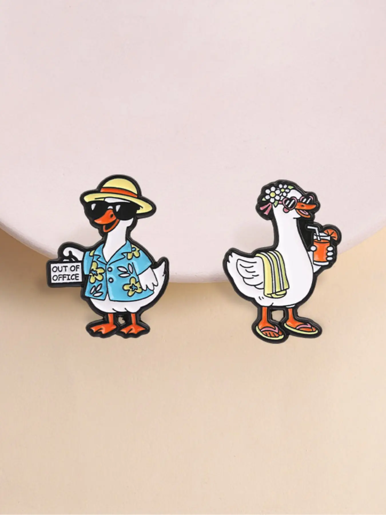 2 Styles Vacation Goose Enamel Pin Set, Hawaiian Beach Cartoon Goose Metal Brooch, Gift for Animal & Office Lovers