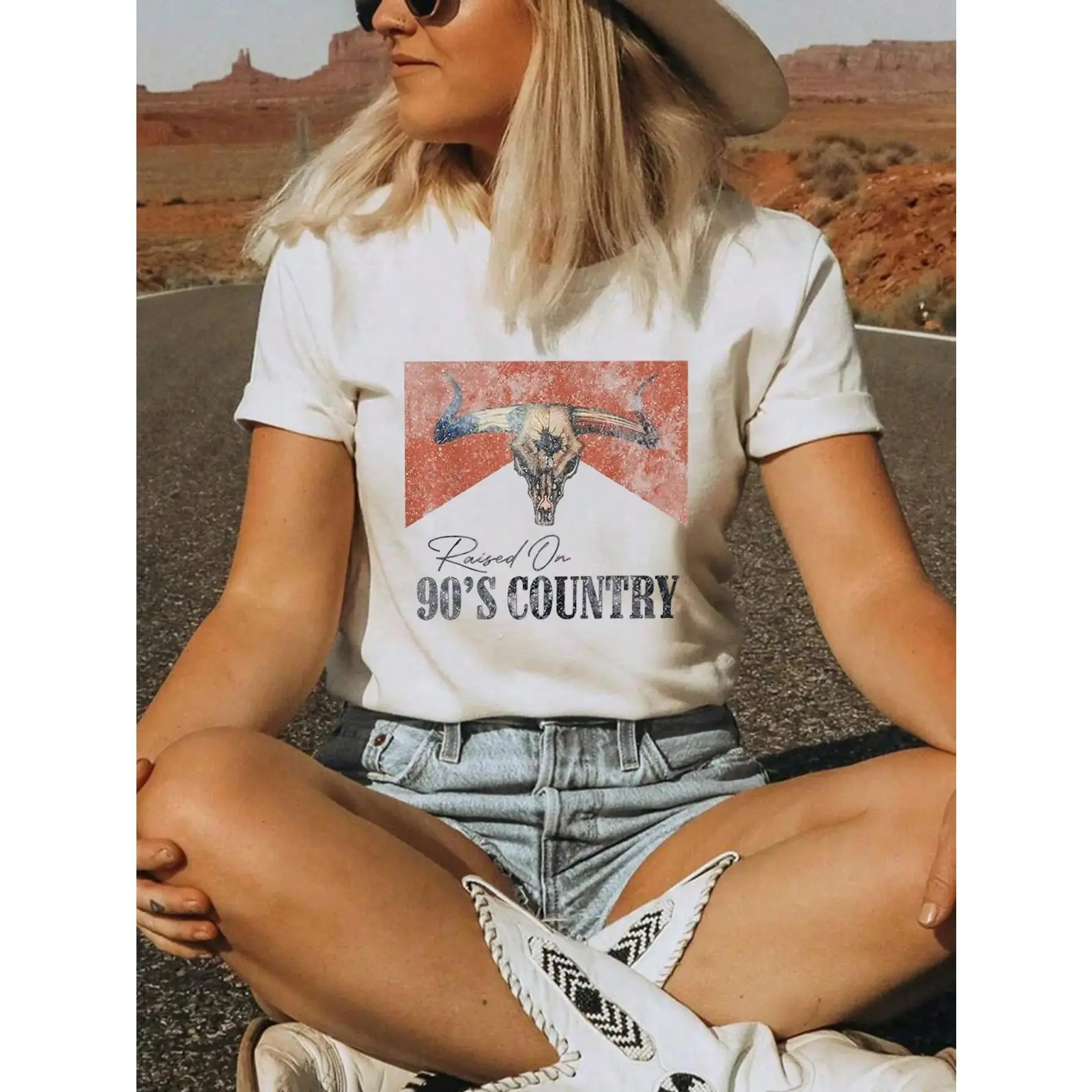 Women's Vintage 90's Country Graphic T-Shirt - "Born to Roam" Bull Skull & Desert Print, Loose Fit Round Neck Short Sleeve, Breathable Casual Top for Spring Summer Fall, Retro T Shirt, Summer Fashion