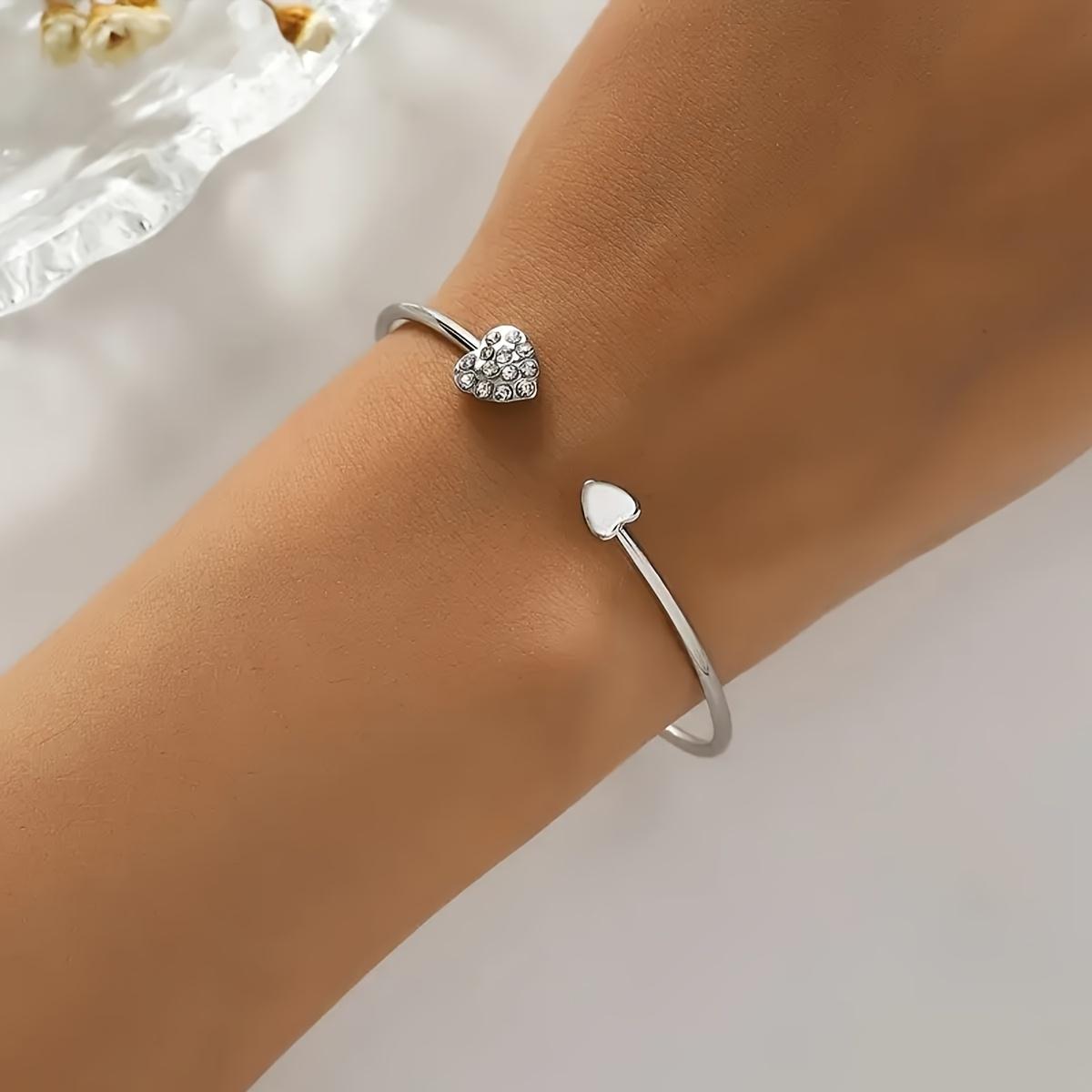 Women' Elegant Synthetic Zirconia Heart Bracelet - Minimalist Open Bangle with Heart Clasp, Valentine' Day Gift, Everyday for - Wear, Year-Round Versatile Accessory (Suitable for)