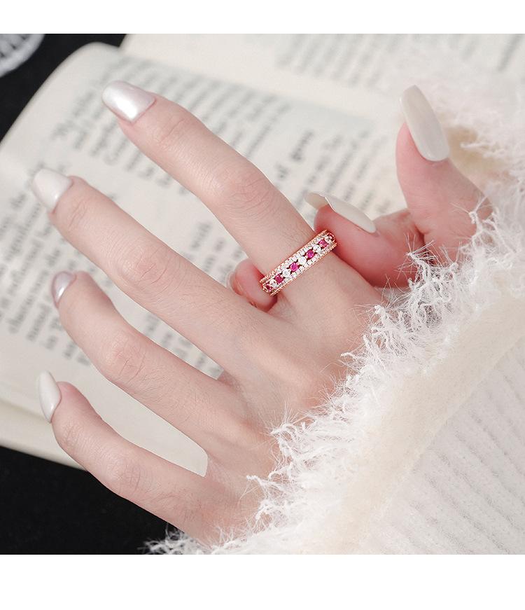 The new pink diamond ring for young girls with white diamonds and a full ring of pink diamonds exudes an exquisite and high-end feel