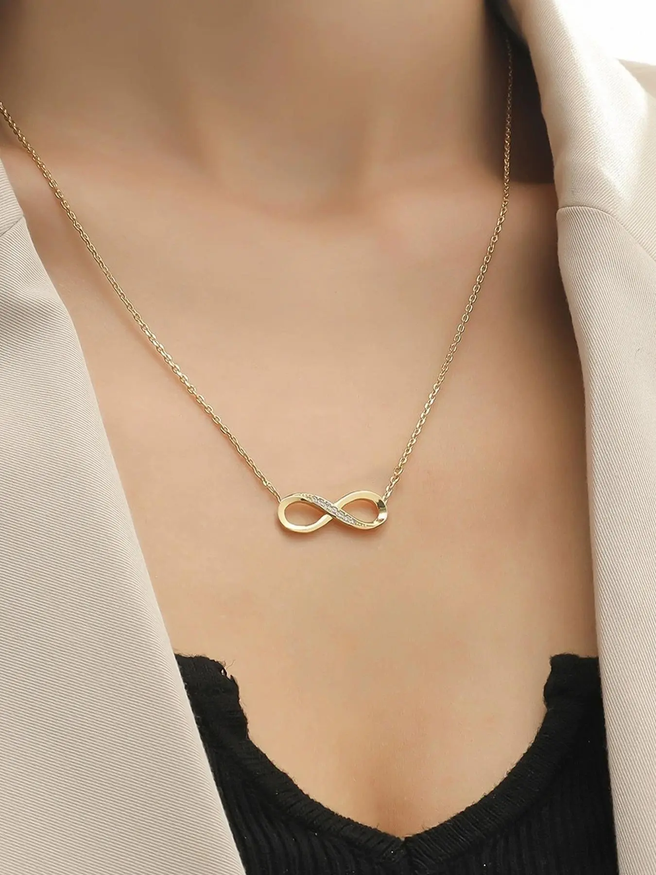 A fashionable and romantic infinite symbol diamond chain necklace, suitable for daily wear, vacation and dating occasions, and also a surprising and exquisite small gift