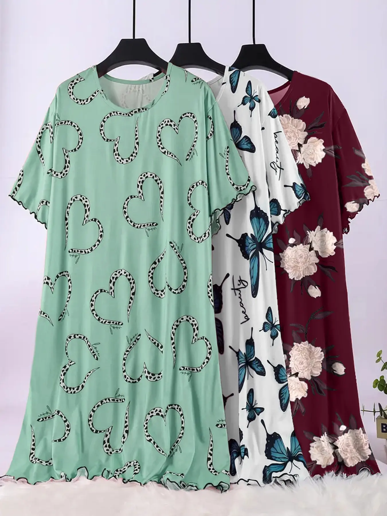 Plus Size Women's Printed Nightgown, Round Neck Wavy Trim Print Solid Hem Flowy Casual Sleepwear, Ideal for Home Wear