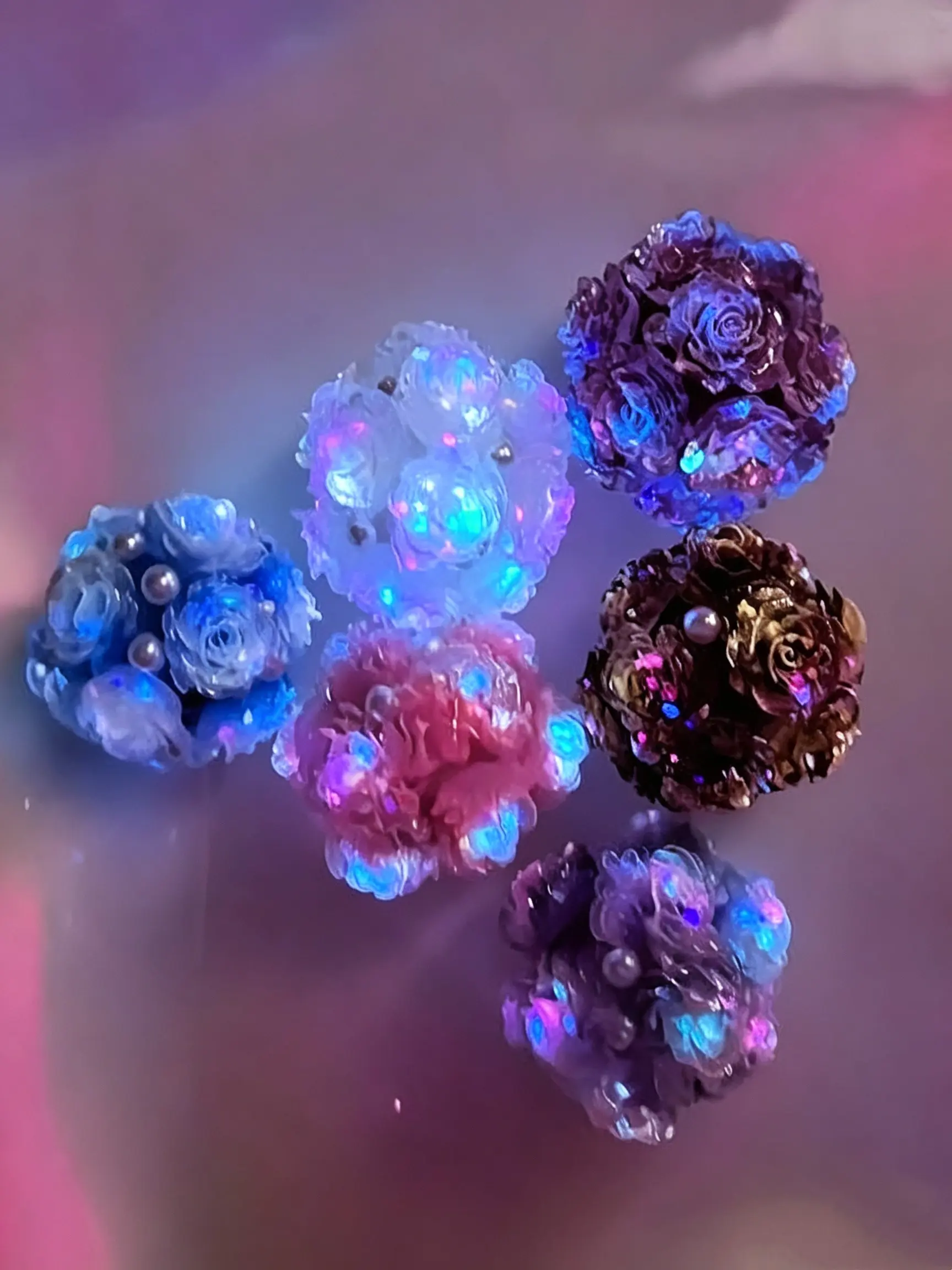 10Pcs Cute Glow in The Dark Rhinestone Flowers Ball Focus Beads for Beadable Pens Luminous Colorful Rose Acrylic Beads for DIY Craft Pens Bracelet Necklace Earrings Keychain Jewelry Making