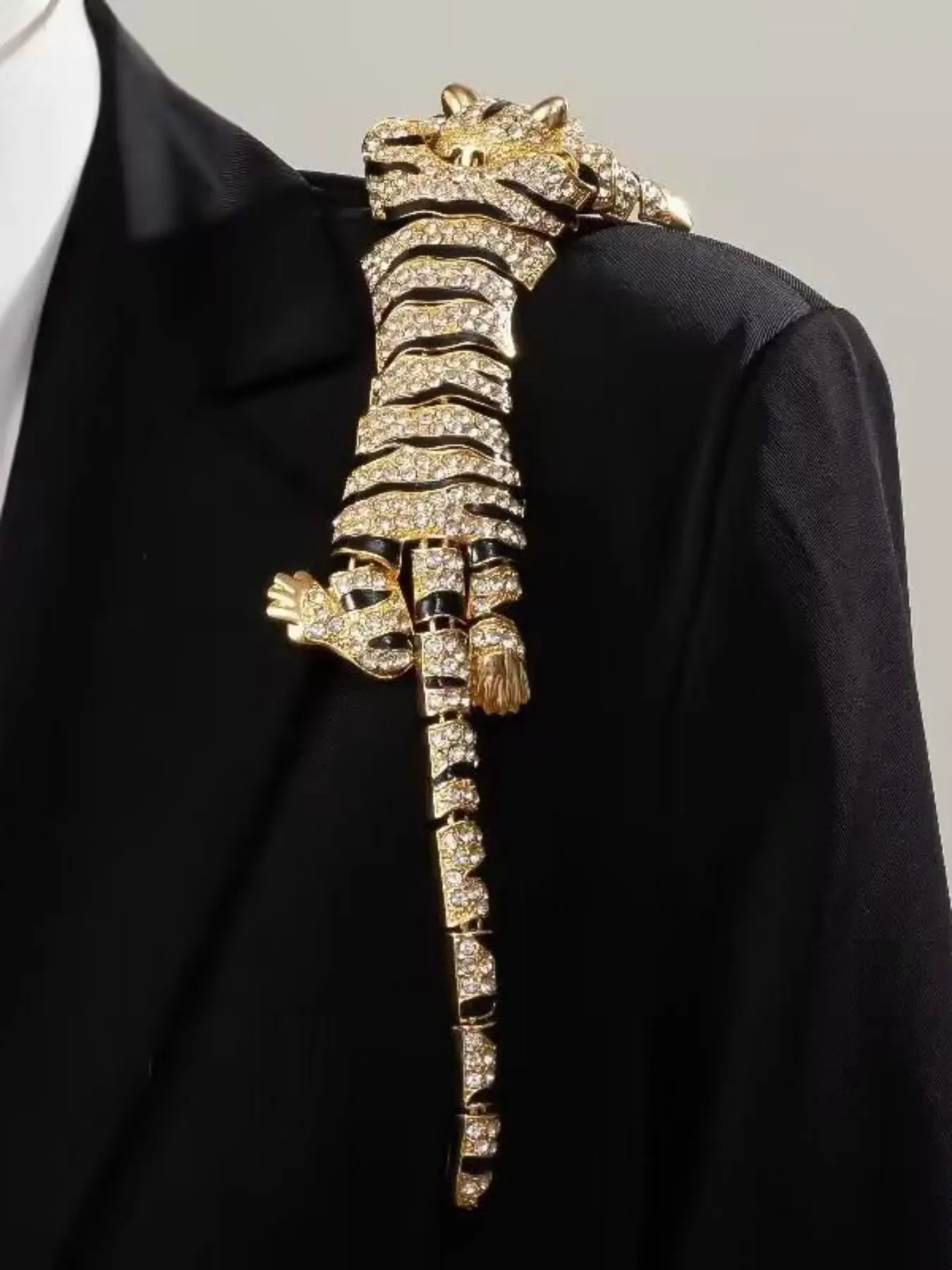 Luxury Fashion Accessories Zinc Alloy Rhinestone Tiger Brooch, Full Rhinestone Floral Lapel Pin, Perfect for Coats and Suits, Eye-Catching Design
