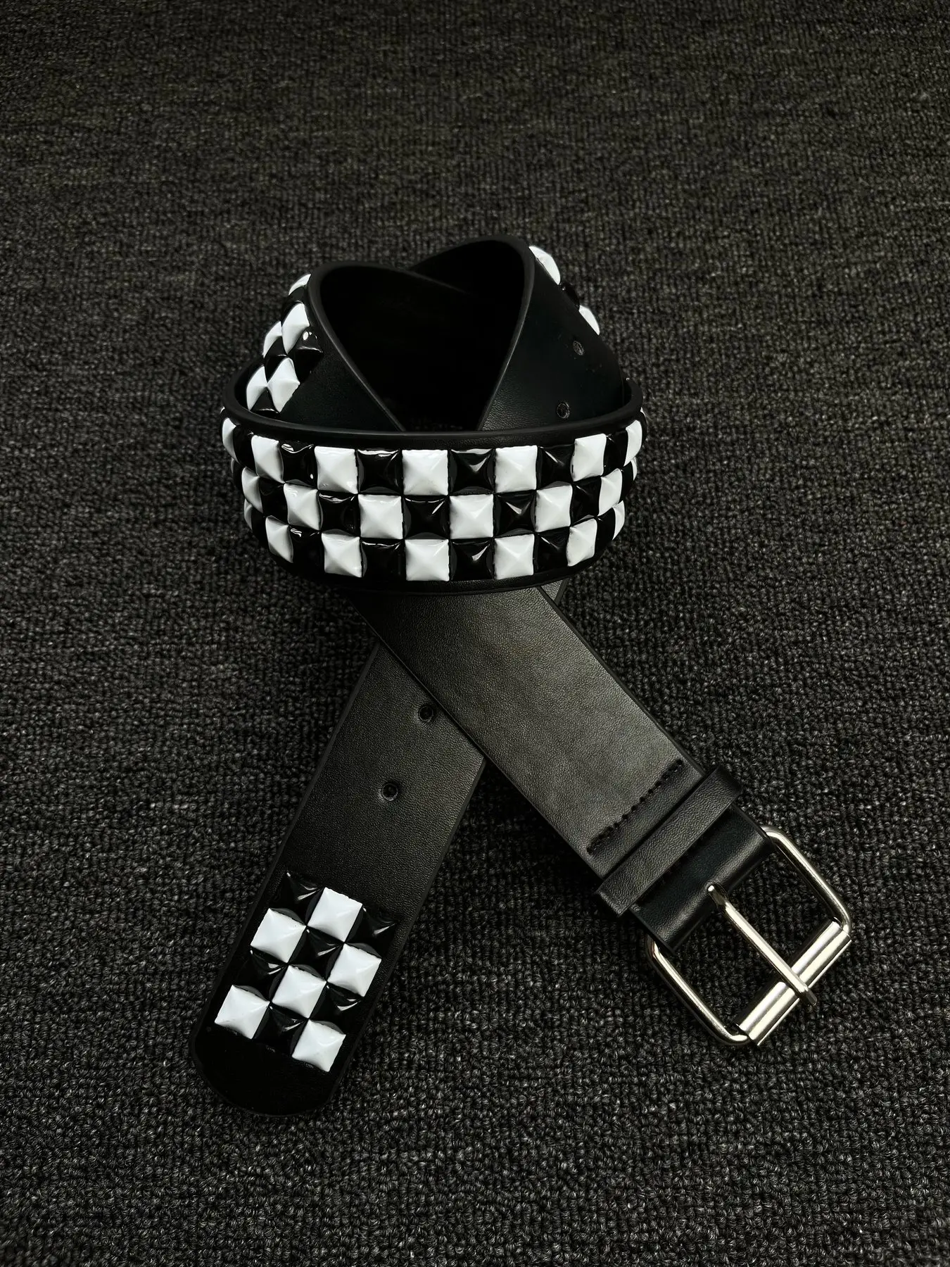 Suitable for both men and women Black and white checkerboard pattern rivets fashionable European and American medieval fashion design sense belt trendy dark series needle buckle