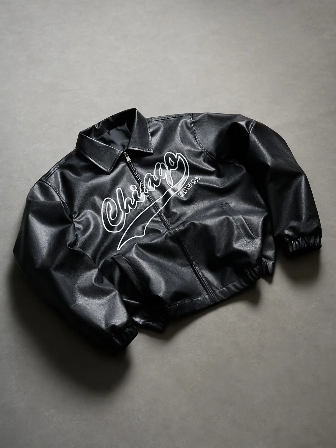 2026 New Arrival Men 90s Vintage Classic Faux Leather Bomber Jacket Chicago Cursive Letter Print Point Lapel Full Zip Elastic Cuff Hem Loose Short PU Coat Pu Leather Jackets Y2K Hip Hop College Streetwear Outerwear Spring Fall Daily Casual Outfit