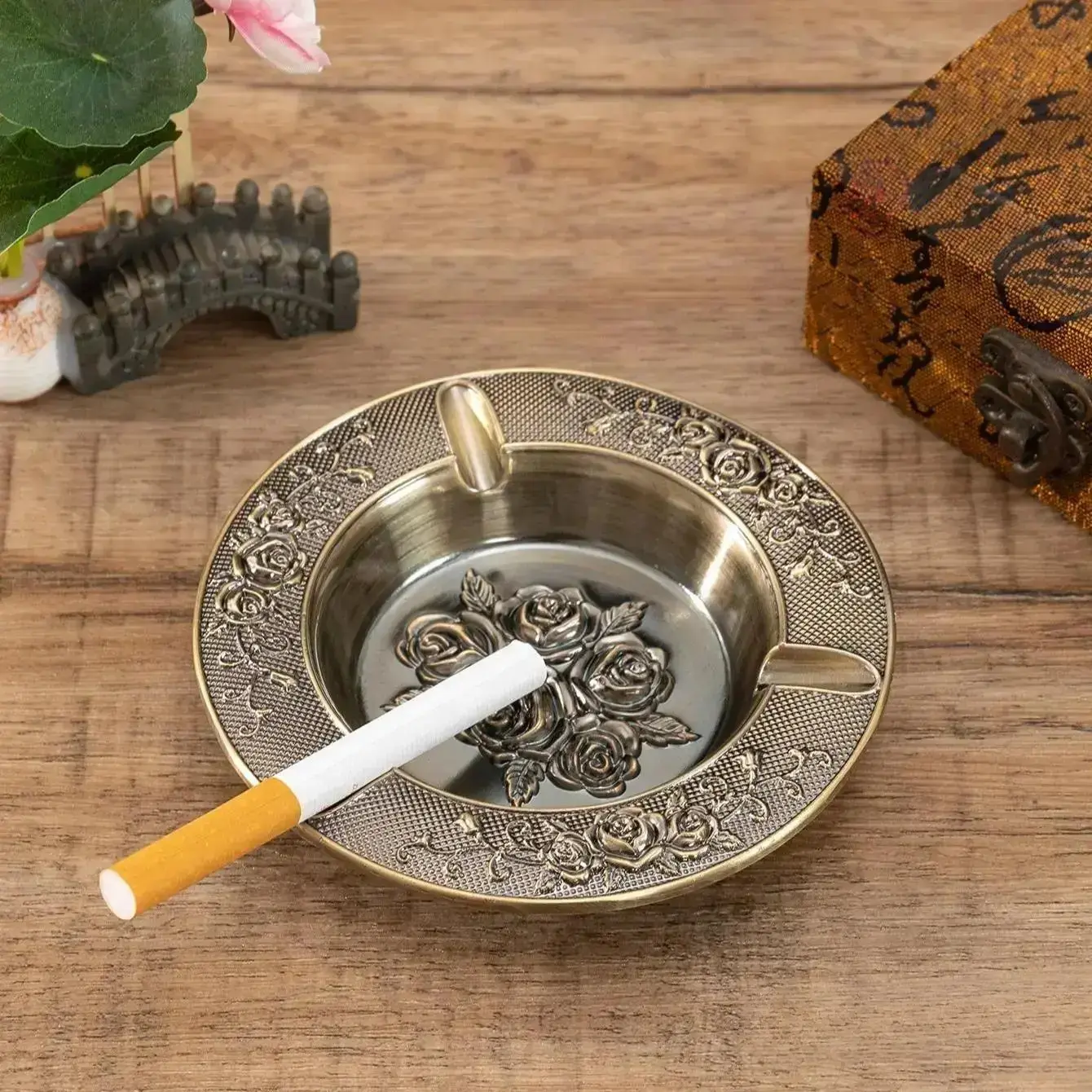 Vintage Rose Carved Metal Ashtray Round Decorative Ashtray Retro Home Decor Accessory Trending Solid Heavy Duty Cigarette Ash Tray with Smoke Groove Functional Table Ornament for Living Room Office Patio Gift for Retro Style Lovers