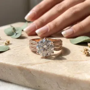 Fashionable Gold and Silver Women's Engagement Ring Exquisite 6-Claw Pad Design for Special Occasions, Gold-Tone Statement Rings, Simulated Crystal Rings