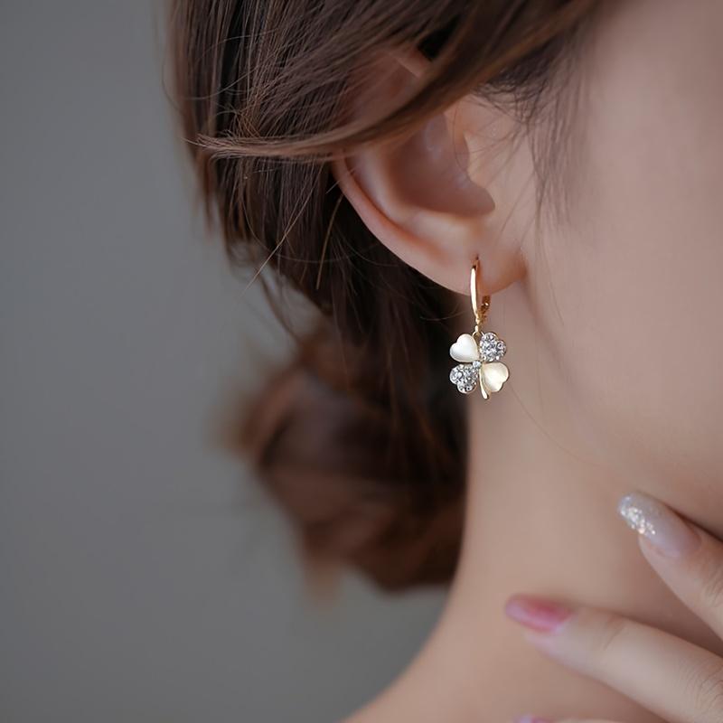 A pair of women's rhinestone four-leaf clover earrings, elegant gold pendant fashion jewelry, stud earrings