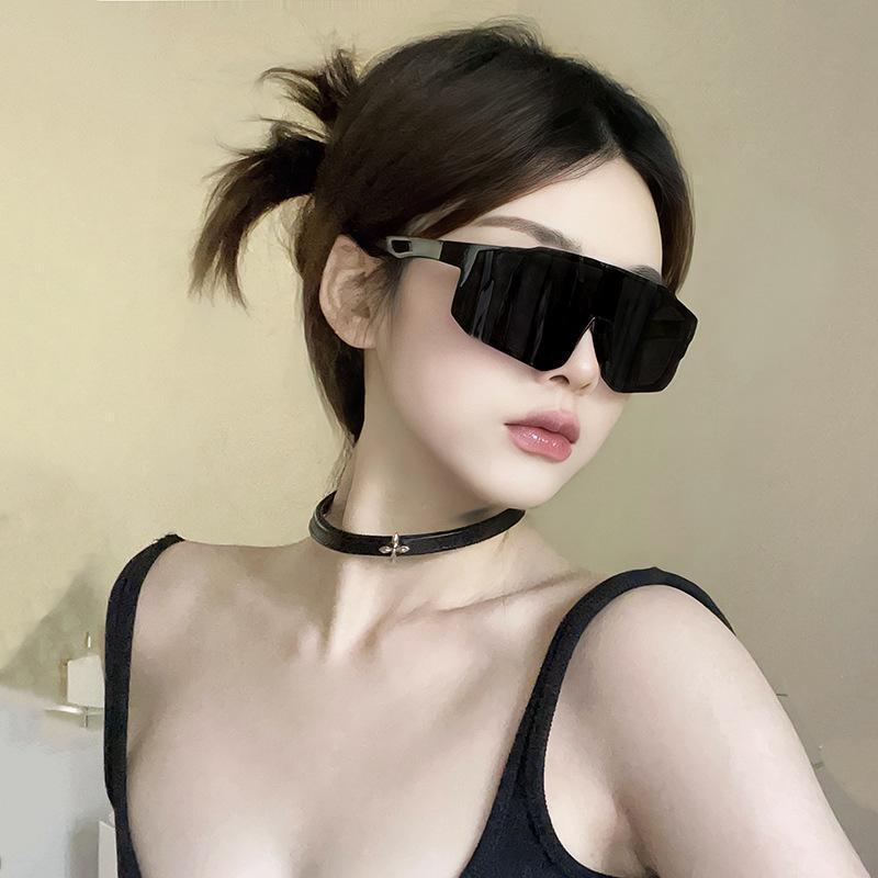 7 Pack Windproof UV400 Cycling Sunglasses for Men Women Large Frame Sun Visor Glasses European American Style Motorcycle Shades for Fishing Travel