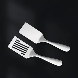 Flat Griddle Spatula – Durable Kitchen Tool with Ergonomic Handle; Suitable for Steaks, Pancakes, and Teppanyaki Cooking