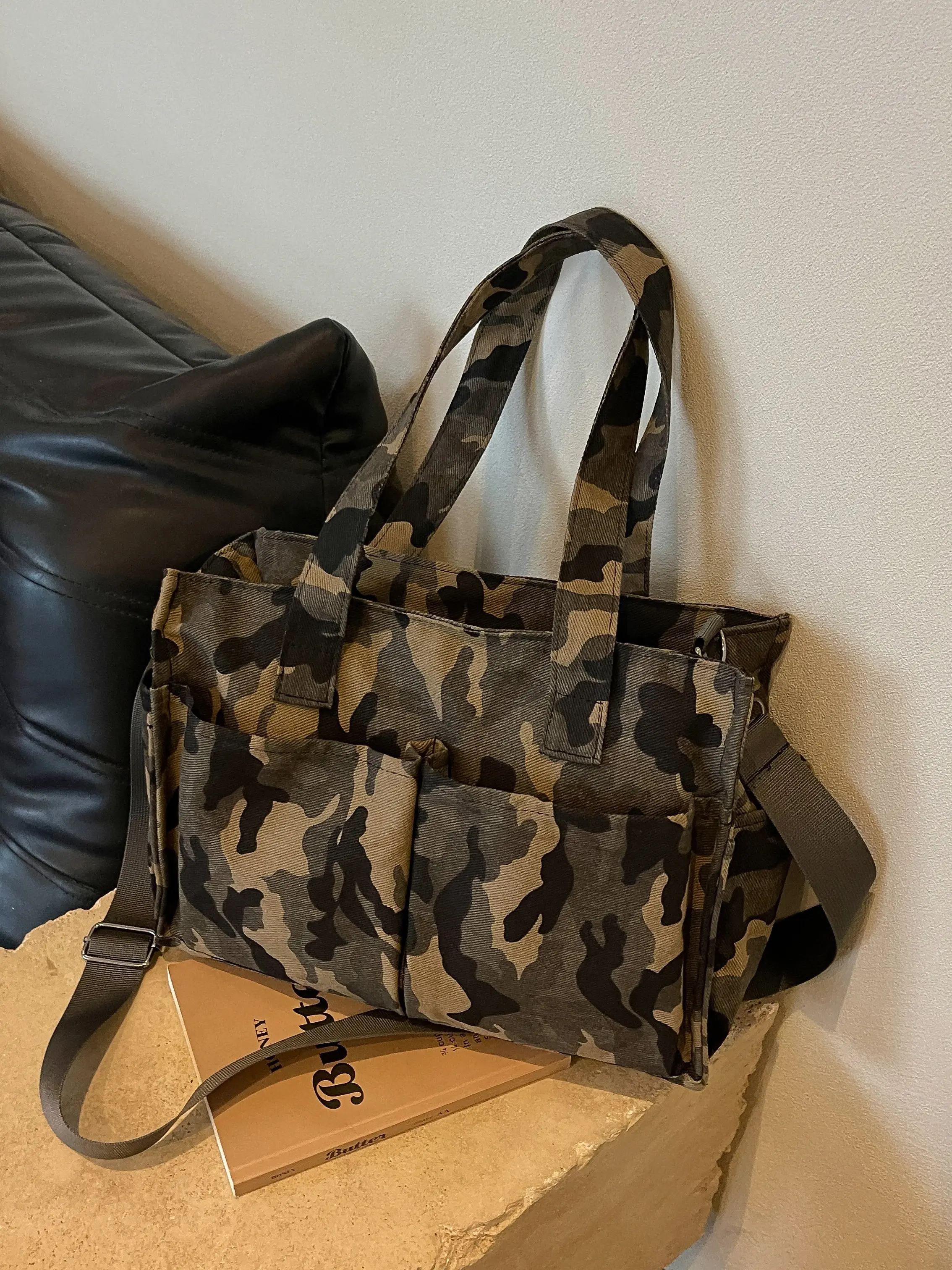 Women Camouflage Canvas Tote Bag Large‑Capacity Multi‑Pocket Crossbody Shoulder Bag for School Commute Outdoor