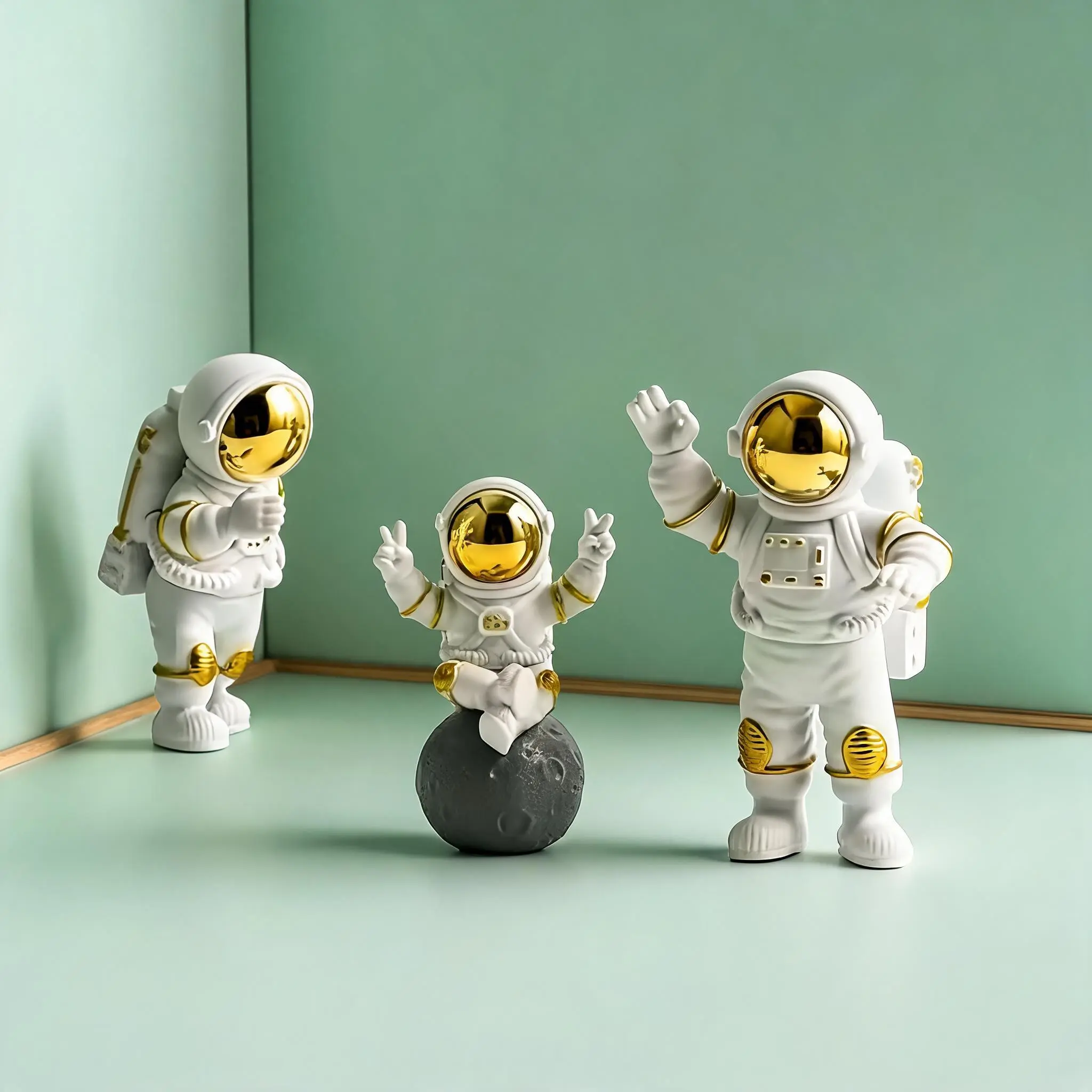 Astronaut Decorative Ornaments Figurines Set, 3-Piece Creative Mini Astronaut Models Figures, Home Office Bedroom Living Room Desktop Decoration, Modern Home Decoration, Trendy Dolls, Collectible Indoor Room Decor, Unique Ornaments