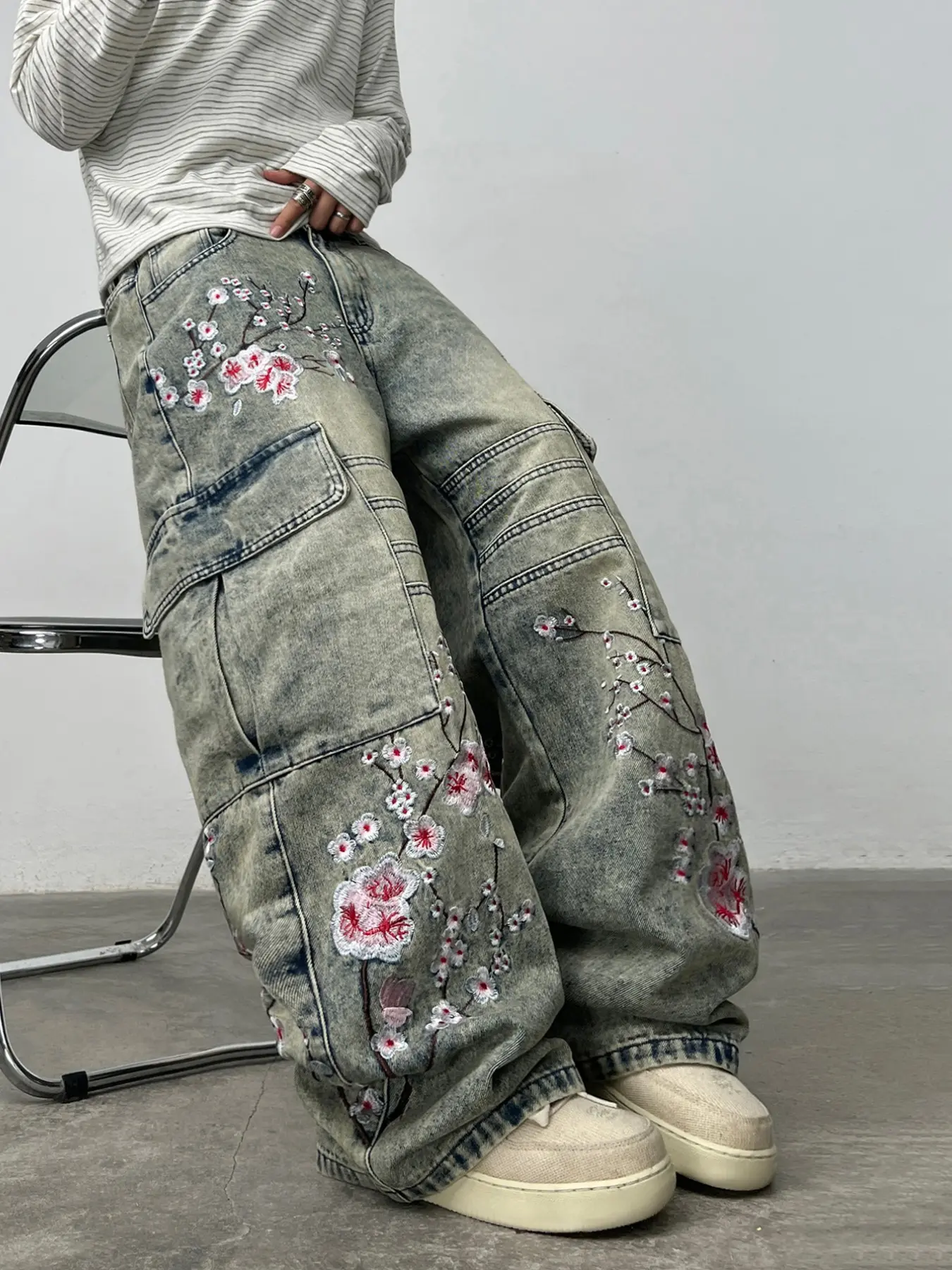Men's Vintage Washed Denim Jeans, Casual Streetwear Jeans, Floral Embroidery Multi-Pocket Work Pants, Y2K Street Fashion Straight Leg, Ideal for Travel & Outdoors