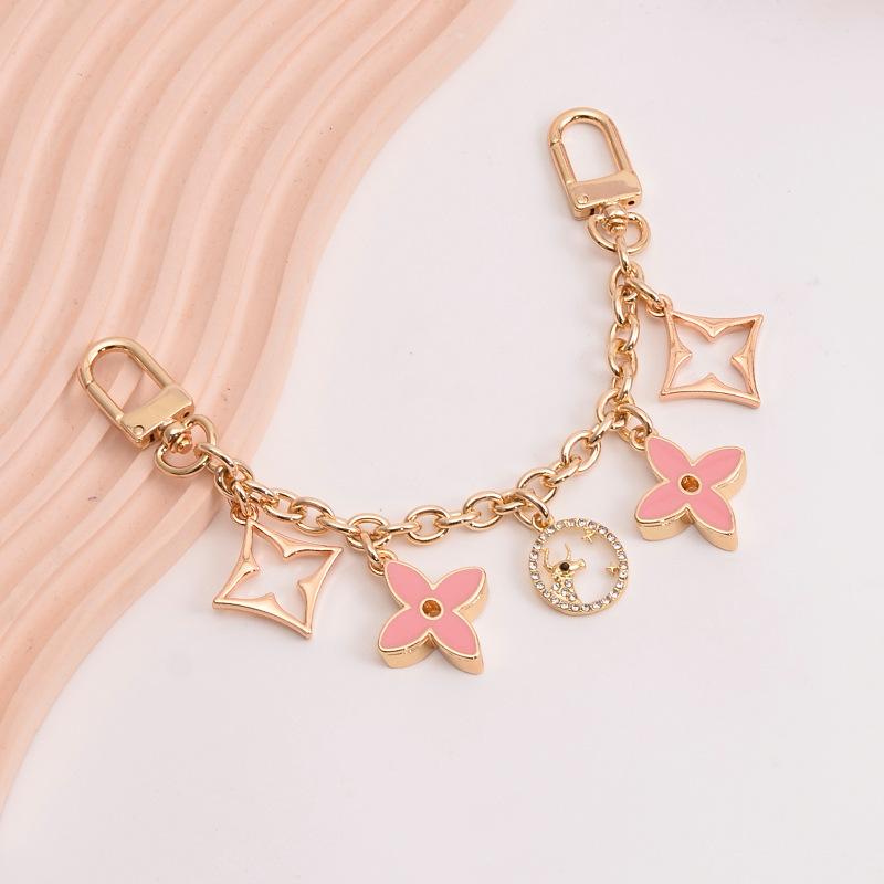 Bag chain decorative accessory with four-leaf clover element, chain pendant, hardware accessory, chain ornament