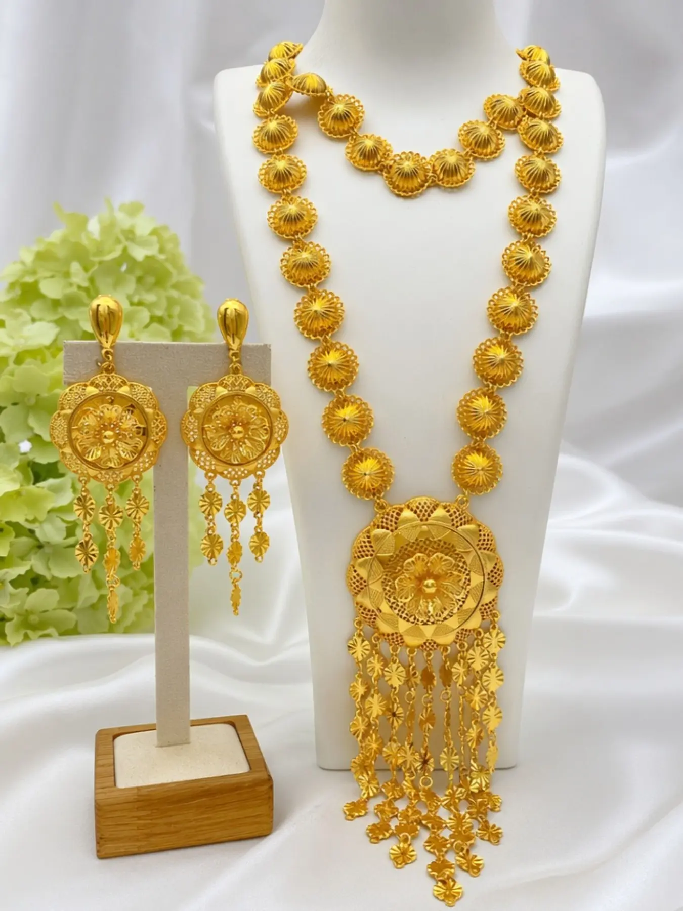 2 pieces each set of gold-plated jewelry set in Dubai, Middle East, luxurious and elegant style, multi-layer tassel pendant necklaces earrings set are suitable for weddings, wedding banquets, bridal dresses, holiday gifts and daily matching jewelry.