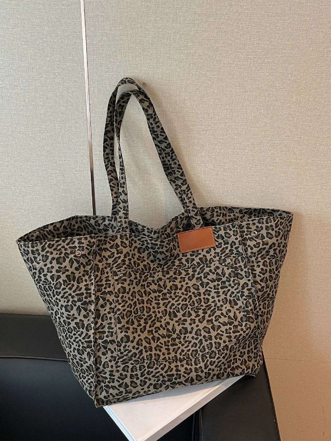 Retro versatile large capacity leopard print tote bag, trendy and fashionable letter decoration, can be carried by hand, suitable for work and daily use on one shoulder