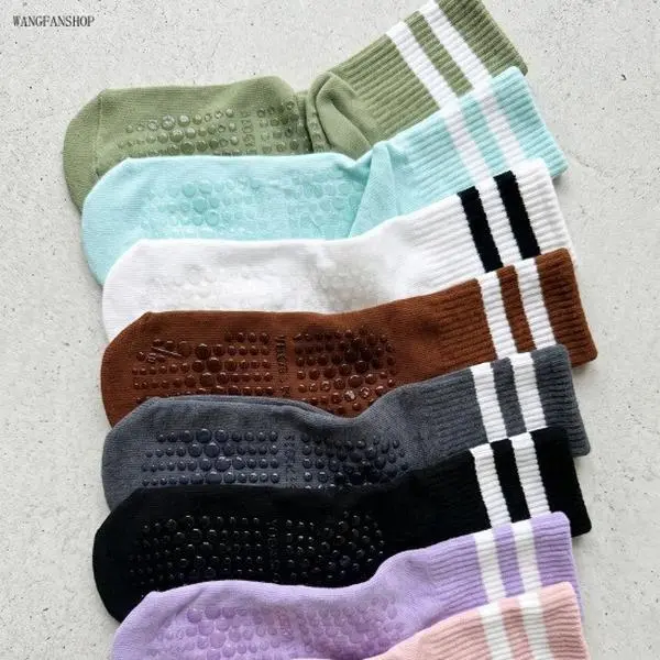 Women 4 Pairs Non Slip Pilates Crew Socks, Grippy Silicone Dot Yoga Barre Athletic Socks, Soft Cotton Polyester Mesh Ventilated Anti-Skid Socks for Workout Hospital Home Daily Casual Wear,Gradient,Color,Detachable,Plush,Tail