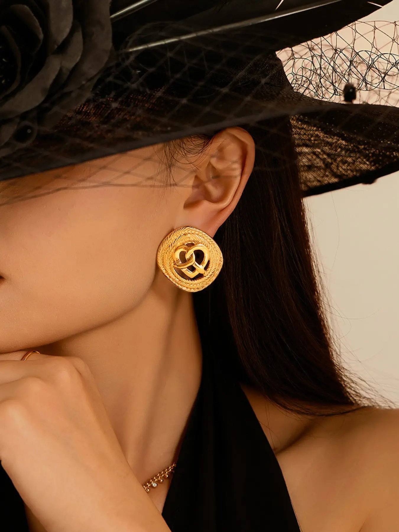 A pair of retro style rope patterned relief double heart solid colored circular earrings, with an elegant and luxurious French retro texture, suitable for various occasions such as dinners, parties, light business or retro fashion.