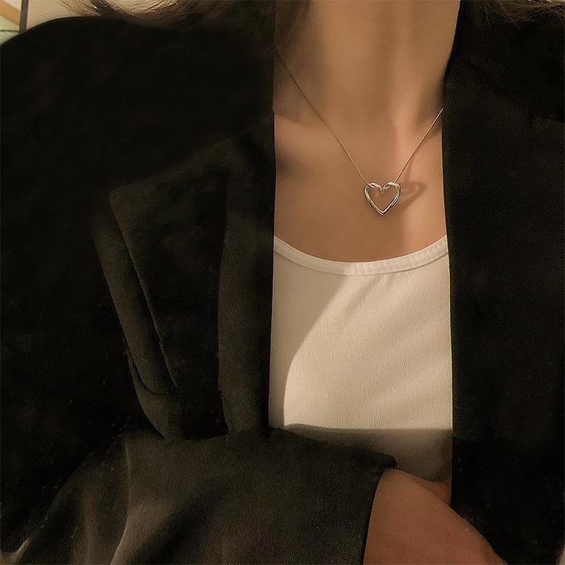 Light luxury niche hollow heart necklace for women, popular on Instagram, Japanese and Korean version, simple design pendant, collarbone sweater chain cruel intentions