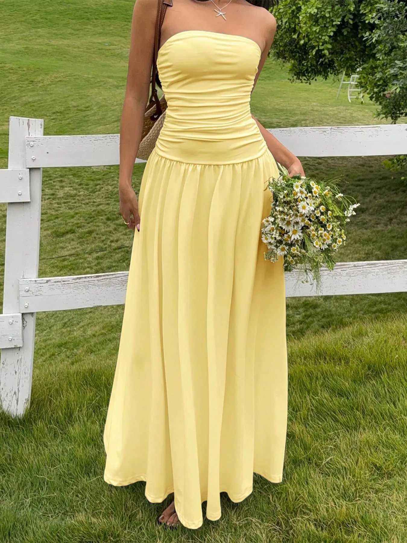 Minimalist Ruched Tube Top Maxi Dress, Sleeveless Strapless Flowy Sundress, Beach Dresses, Summer Chic, Perfect for Holiday Travel, Stylish and Comfortable