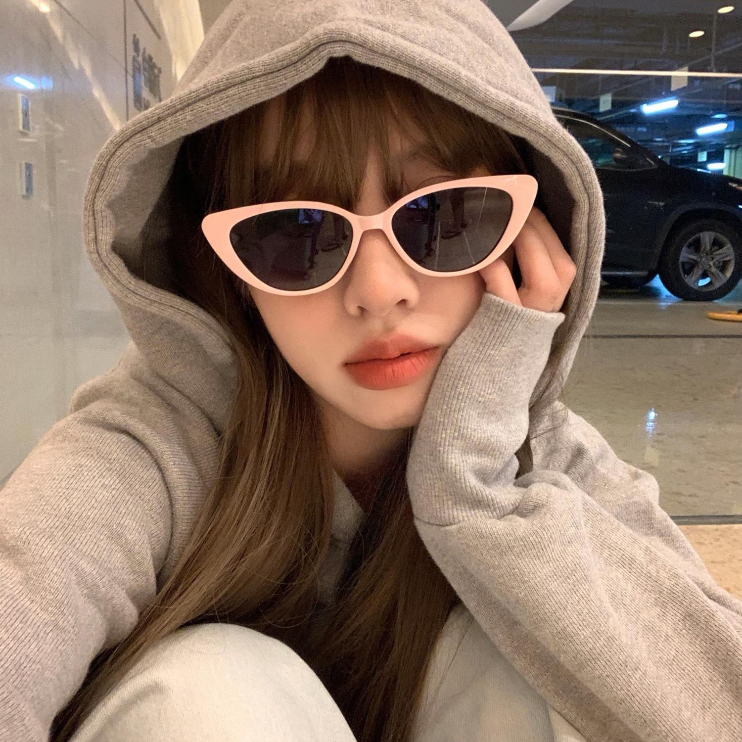 Retro triangular cat eye small face sunglasses women's high-end ins black small frame sunscreen shape photo sunglasses