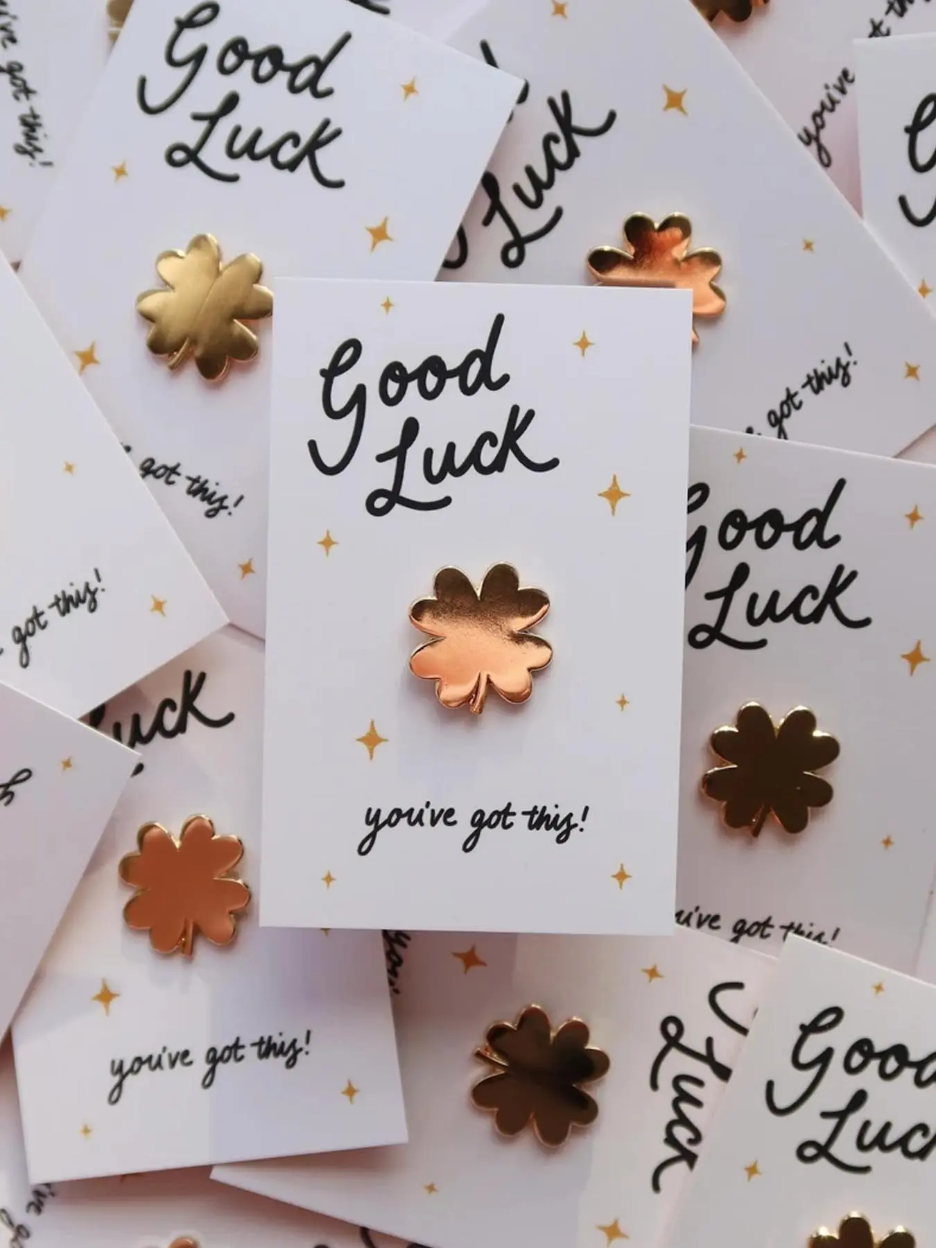 1PC Four-Leaf Clover Enamel Brooch with Good Luck Card, Lucky Charm Pin, Decor Pins, Enamel Lapel Pins, Good Luck Gifts for Family, Friends, and Classmates. They Can Be Used as Clothing Accessories, Bags, Exam Gifts, and New Job Gifts.