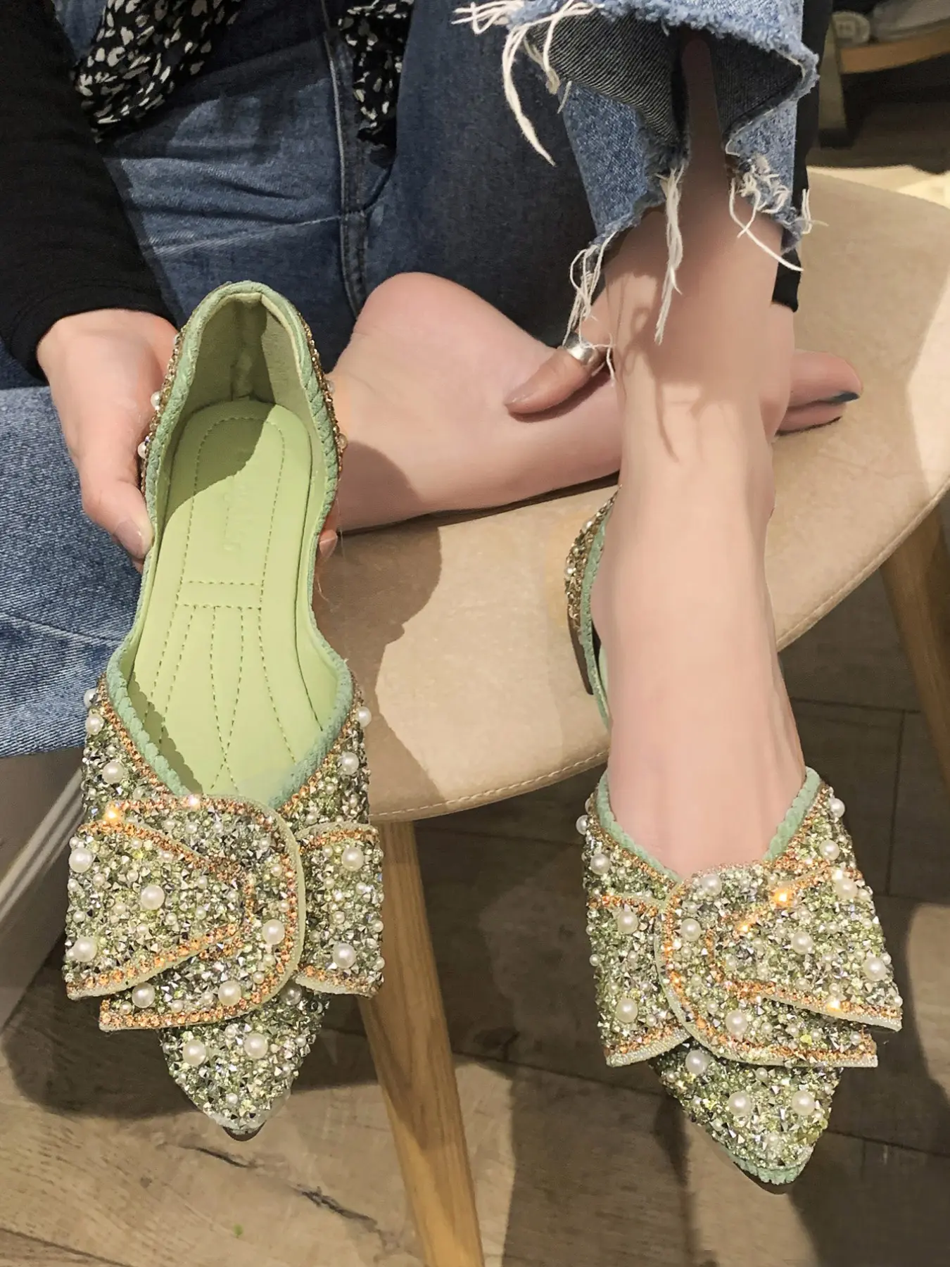 2026 New Arrival, Sweet Style, Summer Rhinestone Bow Decor Closed Toe Fashion Slides, Flats Shoes, Flat Soft Sole, Light & Comfortable, Non-slip Wear-resistant, Daily Shopping, Commute, Date, Wedding Bridesmaid Outfit, Multi-color, All Season M