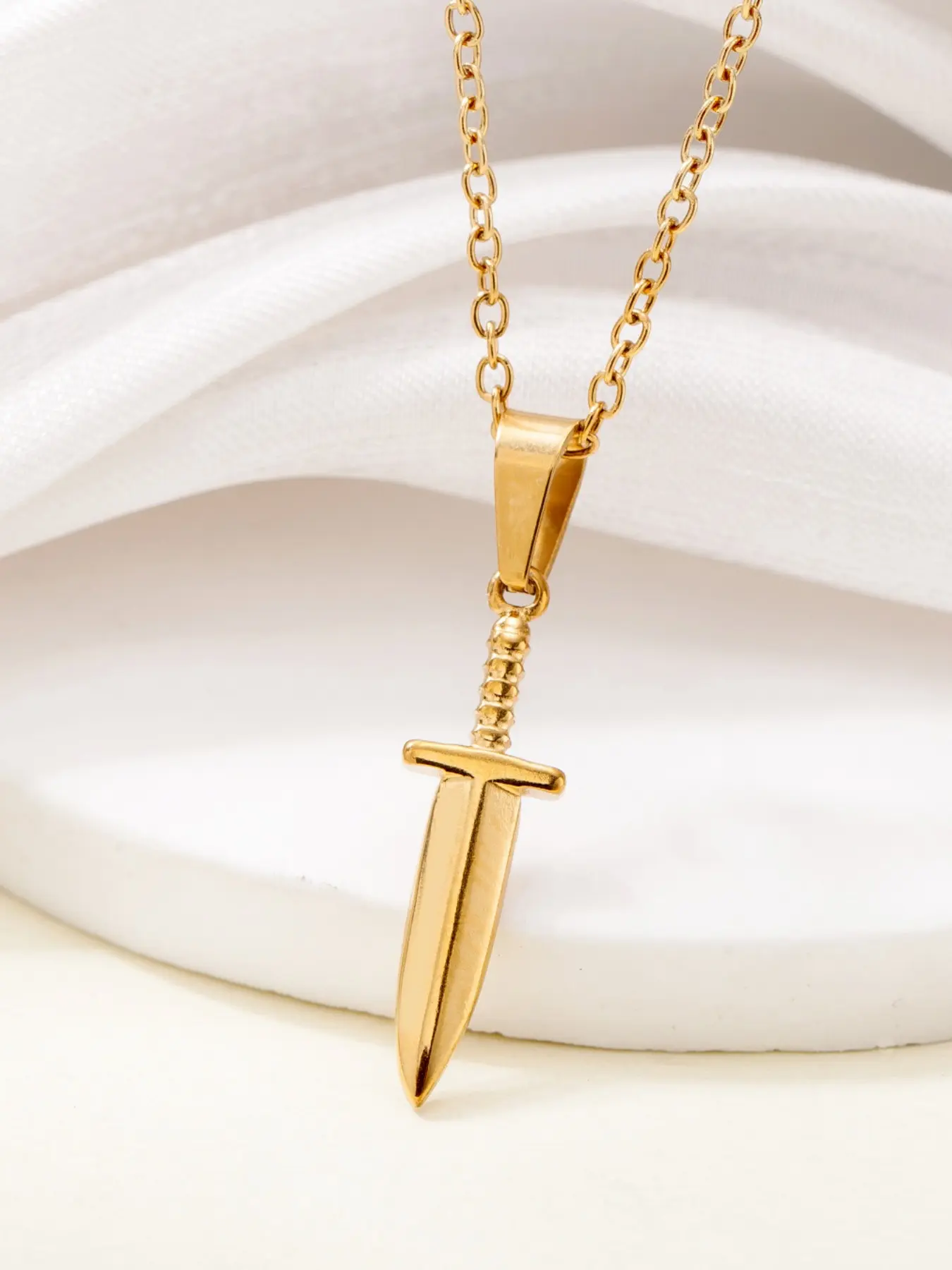 1 piece personalized stainless steel 3D sword pendant necklace, luxury fashion smooth dagger collarbone chain, hip-hop trendy short sword sweater chain, everyday street accessory, suitable for couples matching and anniversary gift.