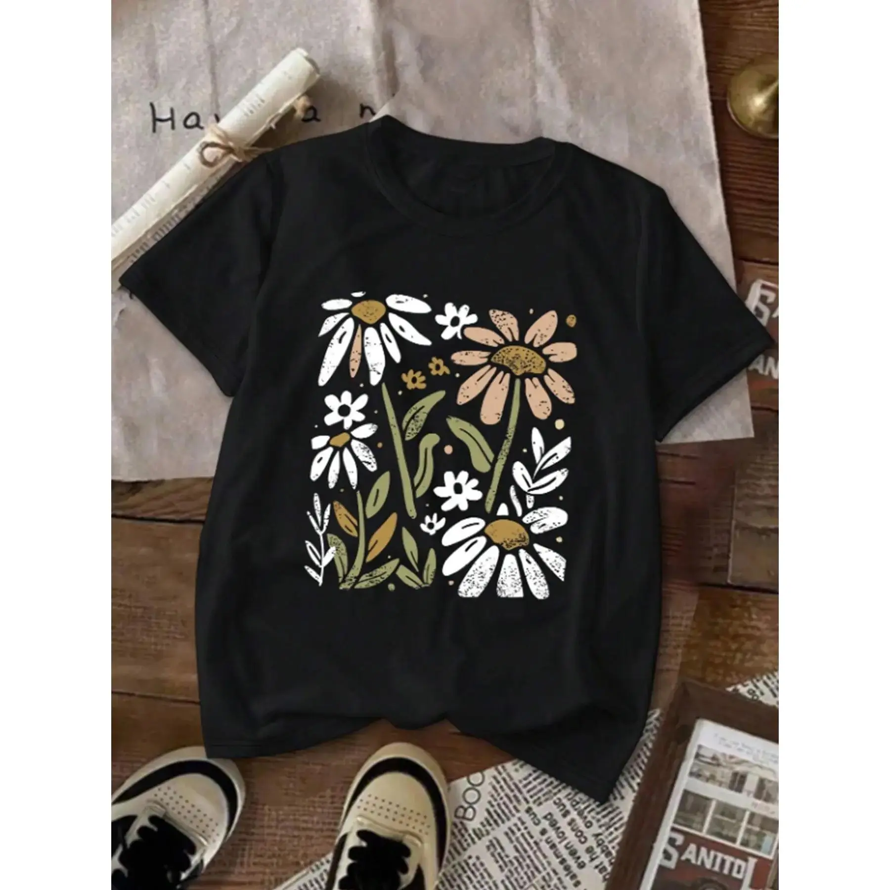 Men's Chic Floral Graphic T-Shirt - Aesthetic Vintage Cottagecore Short-Sleeve Crew Neck Top, Fitted, Vibe-Focused, Pair with Jeans, Casual Year-Round Wear for Chinese New Year, Menswear