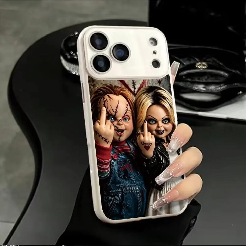 The iPhone case features a Tiffany and Chucky middle finger pattern design, with a raised middle finger and corner guard, a stylish large display window, and a liquid effect coating on the electroplated surface. It is compatible with the iPhone 17/16/15 P
