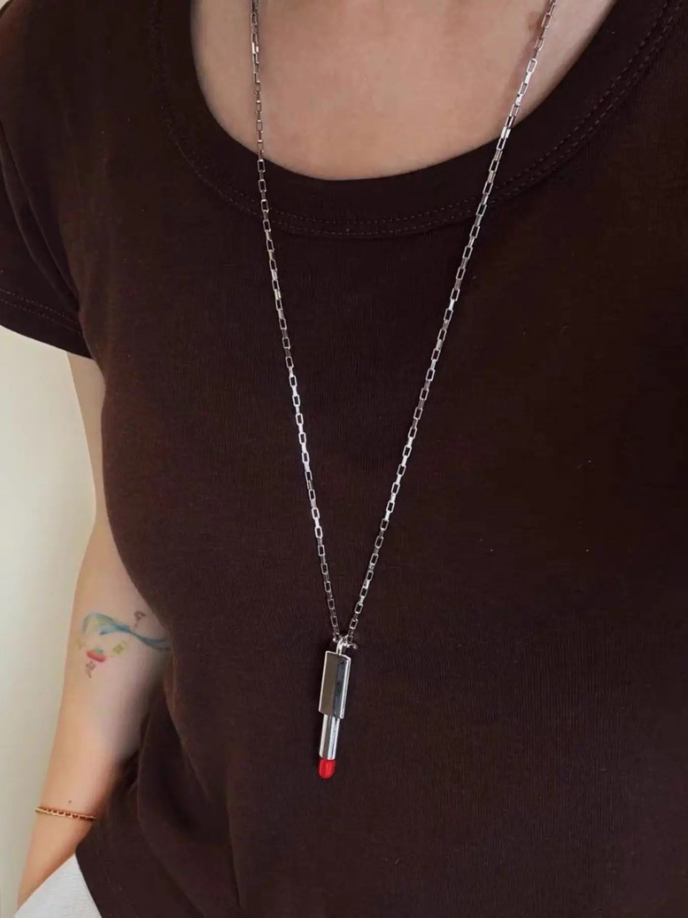 Design Sensible Lipstick Pendant Necklace, Simple and Versatile High-End Fashion Sweater Chain, Stylish Accessory for Everyday Wear