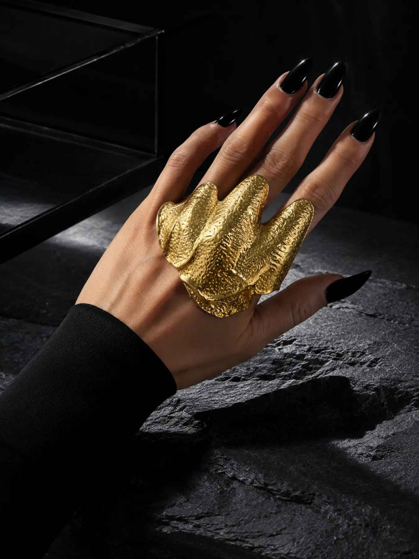 1PC Left Hand Multi Finger Statement Ring for Women, Oversized Gold Tone Irregular Pleated Knuckle Ring, Abstract Sculptural Jewelry, Avant Garde Back to School Campus Fashion Accessory