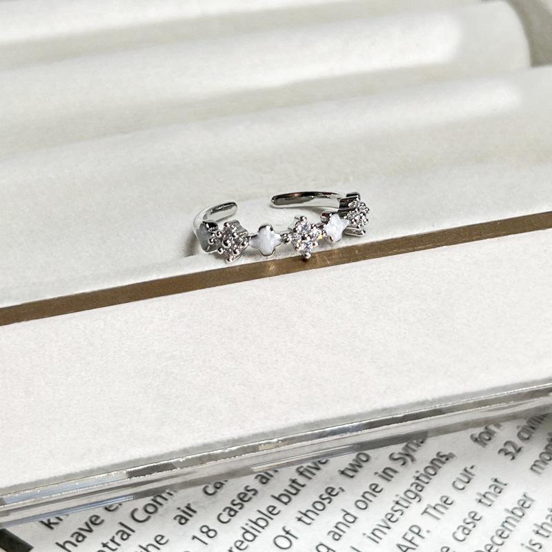 Fashionable vintage-style sweet and cool white enamel butterfly and Saturn fashion ring for women, niche minimalist geometric personalized ring gift