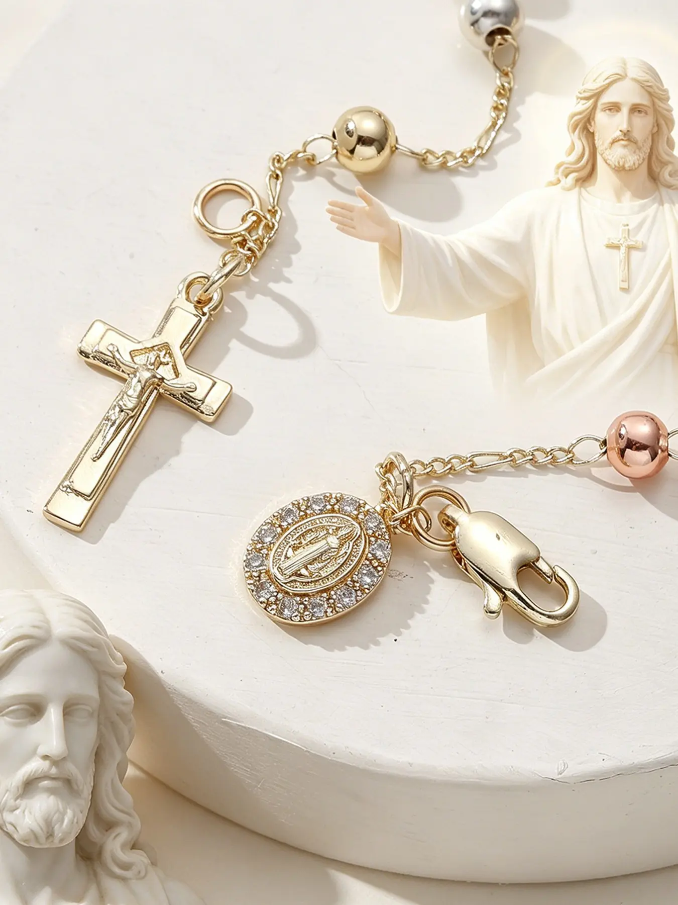 1 Piece Retro Simple Adjustable St. Benedict Prayer Bead Women's Bracelet - 3D Jesus Cross Pendant Inlay Craftsmanship, Golden Color Religious Prayers Spiritual Jewelry, Exquisite Tri-Color Beads Bangles, Suitable for Daily Wear or Party Gifts