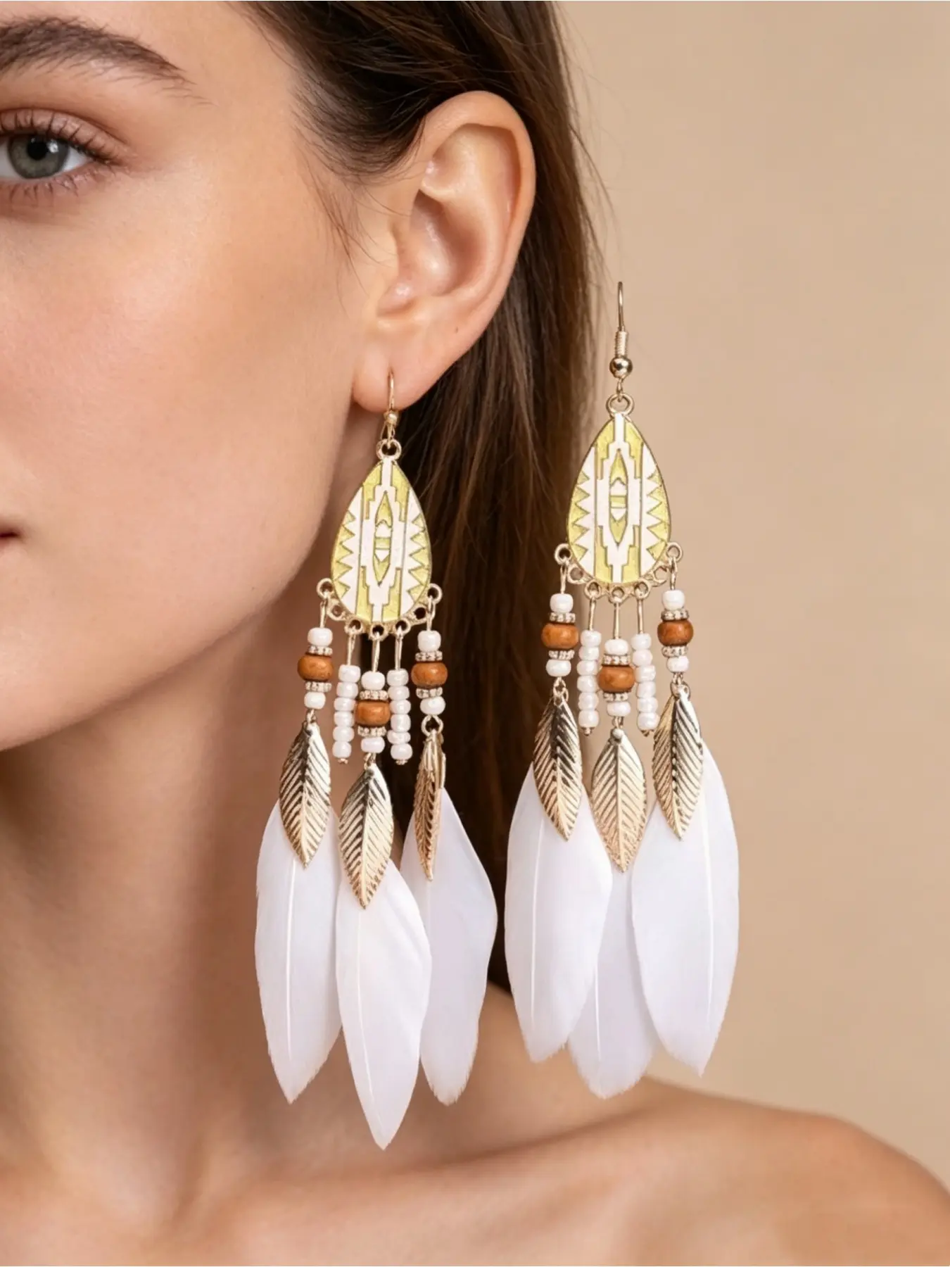 A pair of vintage-style fashion drop-tassel feather earrings, long-style bohemian ear ornaments for women, ethnic-style travel and vacation accessories, casual chicken feather pendant earrings.