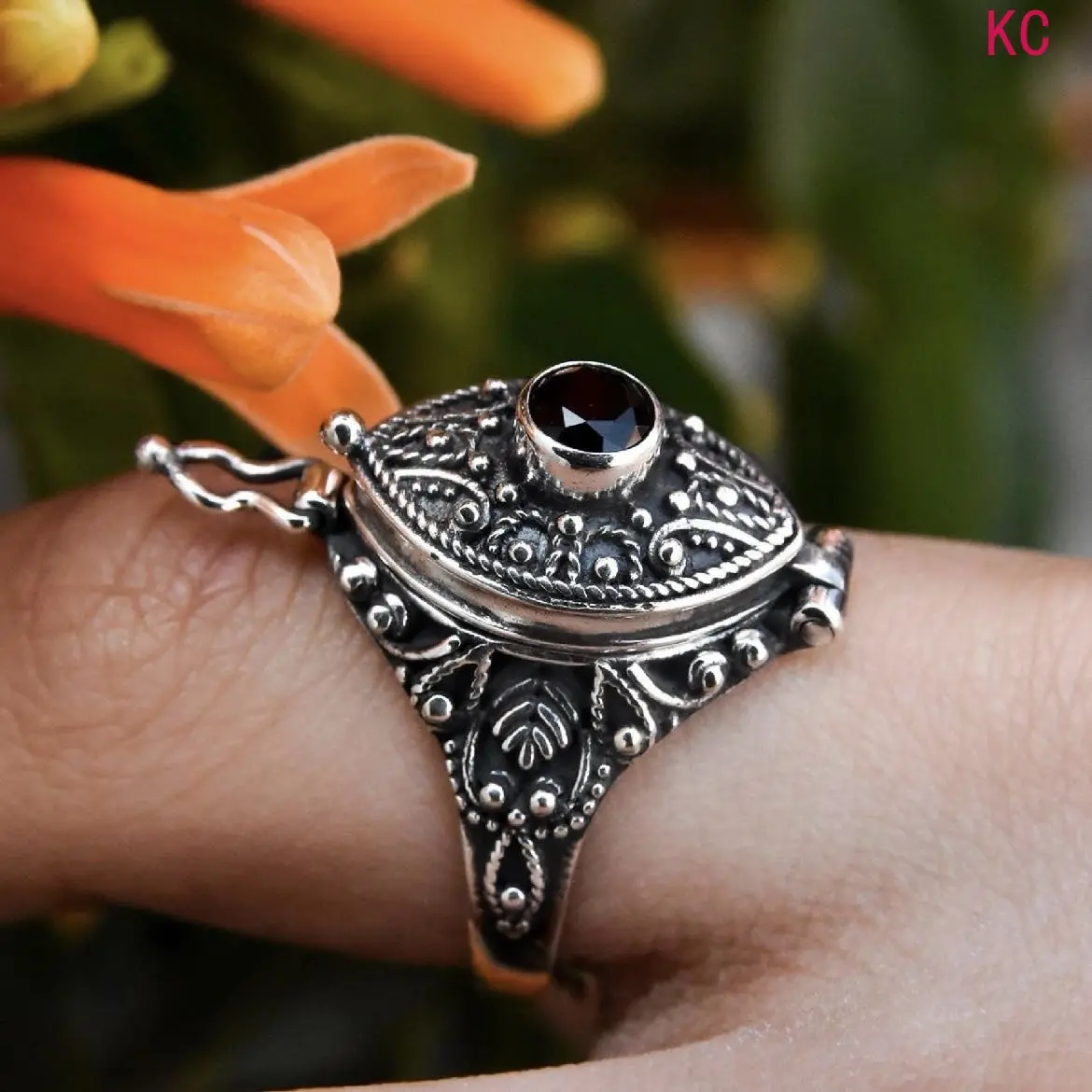 Alloy Lidded Ring With Carved Floral Design, Creative Finger Jewelry For Ins Style Women Daily Outfit Matching