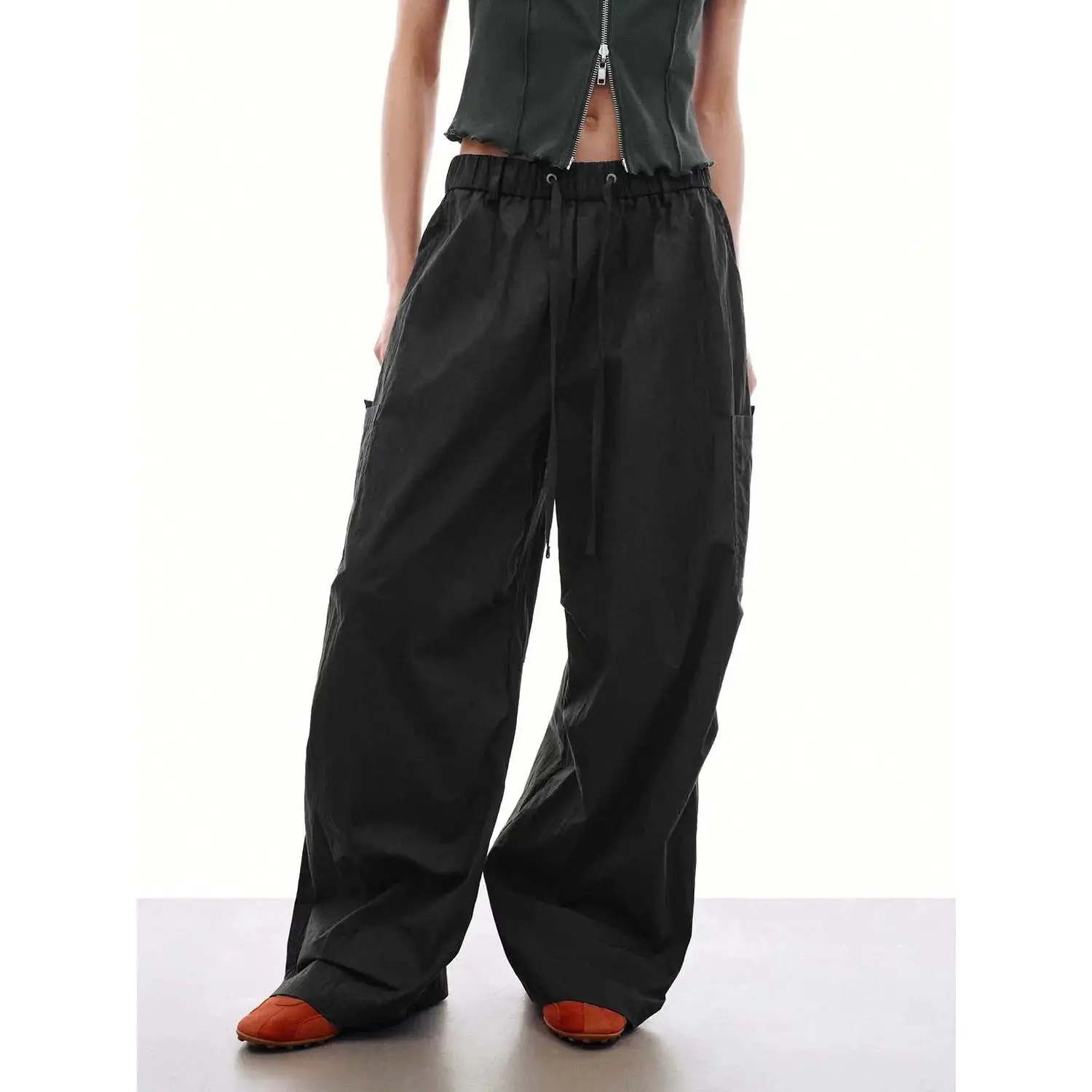 URBAN REVIVO Women's Loose Basic Breathable Cotton Cargo Pants - Drawstring Pull-On, Multi-Pocket Design, Large Pocket, Barrel Leg Clothes for Casual Everyday Wear