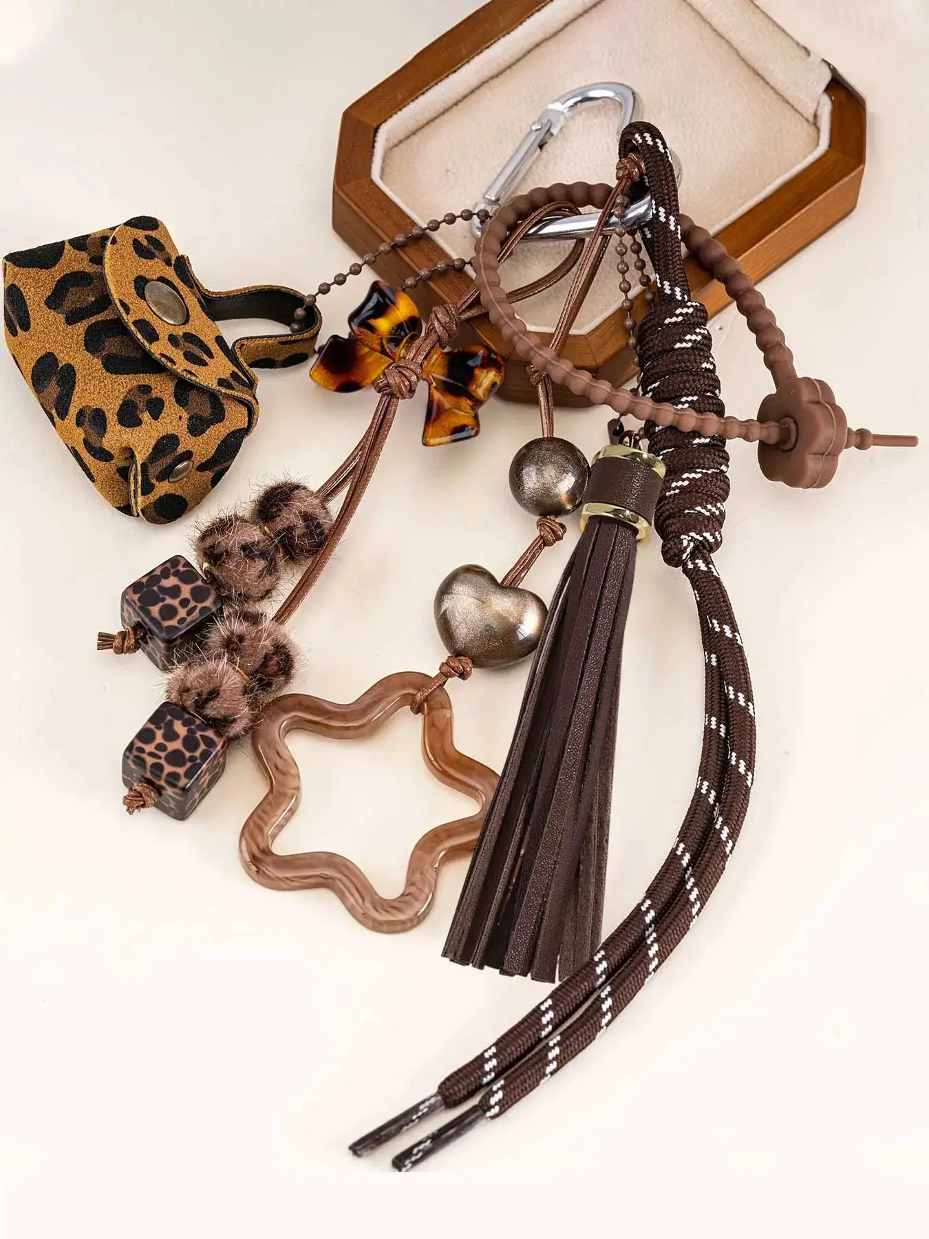 Leopard-Print Mini Pouch Keychain, Vintage-Style Woven Cord Bag Charm, Acrylic Multi-Element Charm with Stars, Hearts, Tassels, Retro Maillard Style, Keychain Charms, Keychain Decor, Gift Keychain