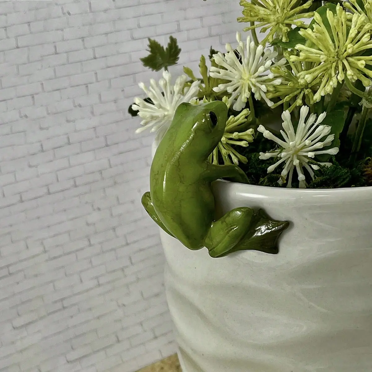 Christmas Decorations Frog Planter Hugger Statue, Decorative Animal Statue, Miniature Decor, Plant Accessories, Fairy Garden Supplies, Mini Frog Figurine, Indoor/Outdoor Decoration