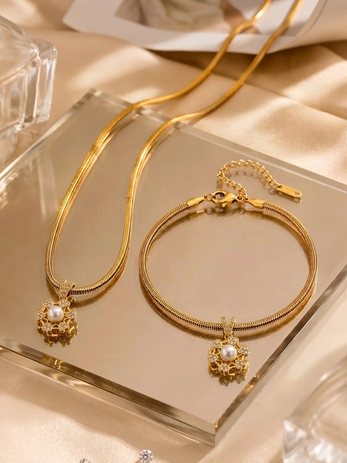2pcs hollowed out flower pearl studded gold snake bone necklace bracelet set, complex and exquisite, with elegant texture of antique jewelry, luxurious and gentle without flaunting