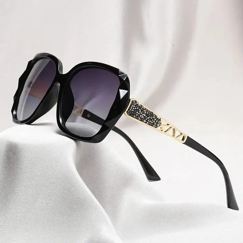 New TrendyLadies' Sunglasses with High Sense and Diamond-encrusted Sunglasses Protect against Ultraviolet Rays in Summer.