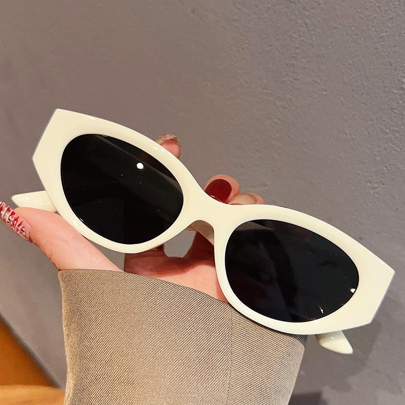 2026 New Cat Eye White Sunglasses Women's Trendy Square Round Face Covering Cheekbones Showing Face Small Summer Sunglasses