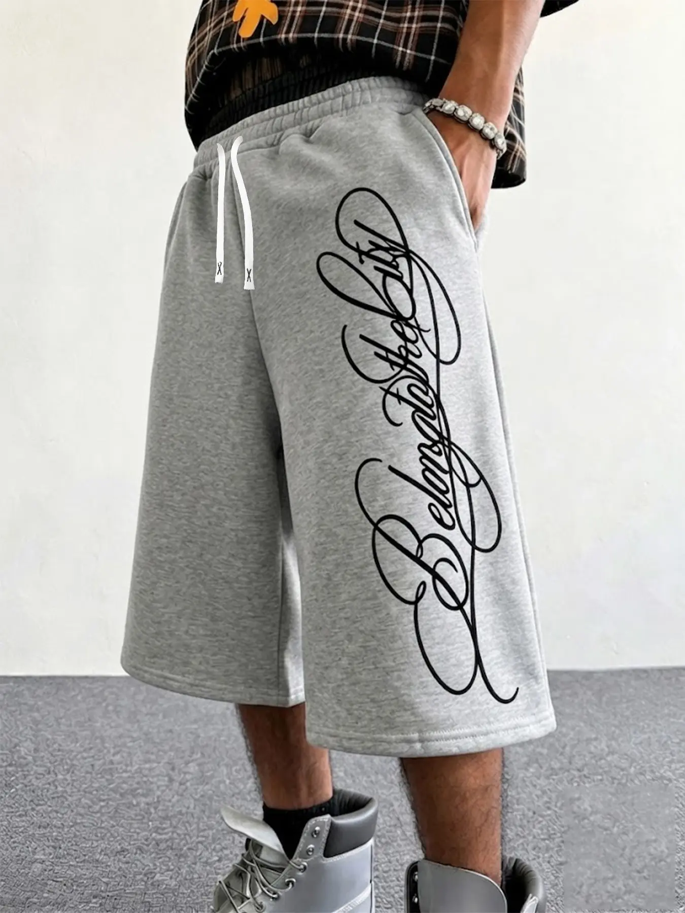 Y2K West Coast Streetwear Men's Knee‑Length Sweat Shorts, Vintage Cursive Letter Print, Baggy Wide‑Leg Fit With Drawstring Waist, Multi‑Wear Design for Gym, Daily Wear, Skateboarding, Party & Casual Outings