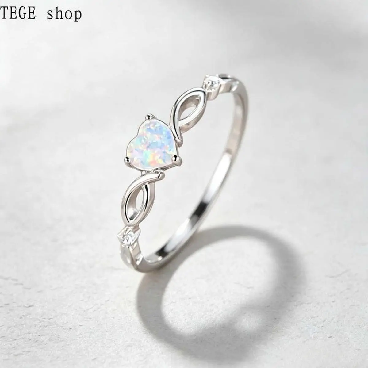 This women's heart-shaped opal ring, crafted in simple silver and inspired by opal, is the perfect engagement gift, commitment ring, heart-shaped ring, and a stylish commitment ring for weddings and anniversaries.