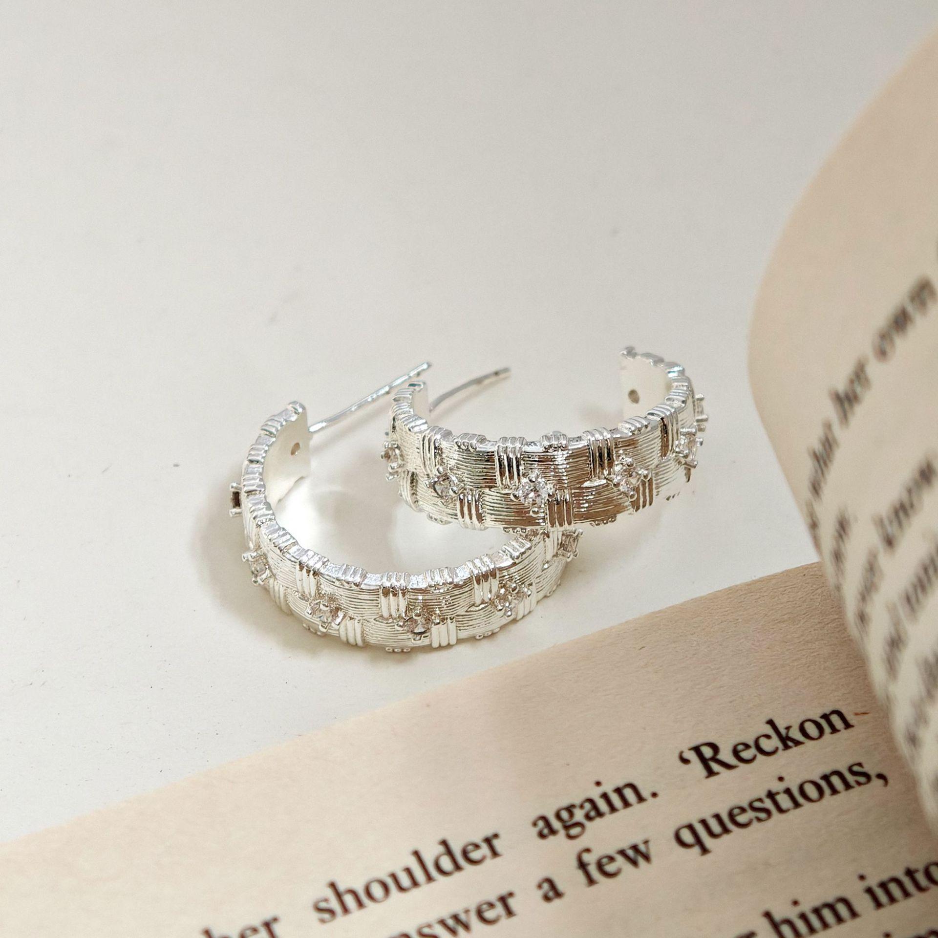 European and American fashion metal diamond-embellished woven design C-shaped hoop earrings with a high-end feel, niche trend, versatile earrings