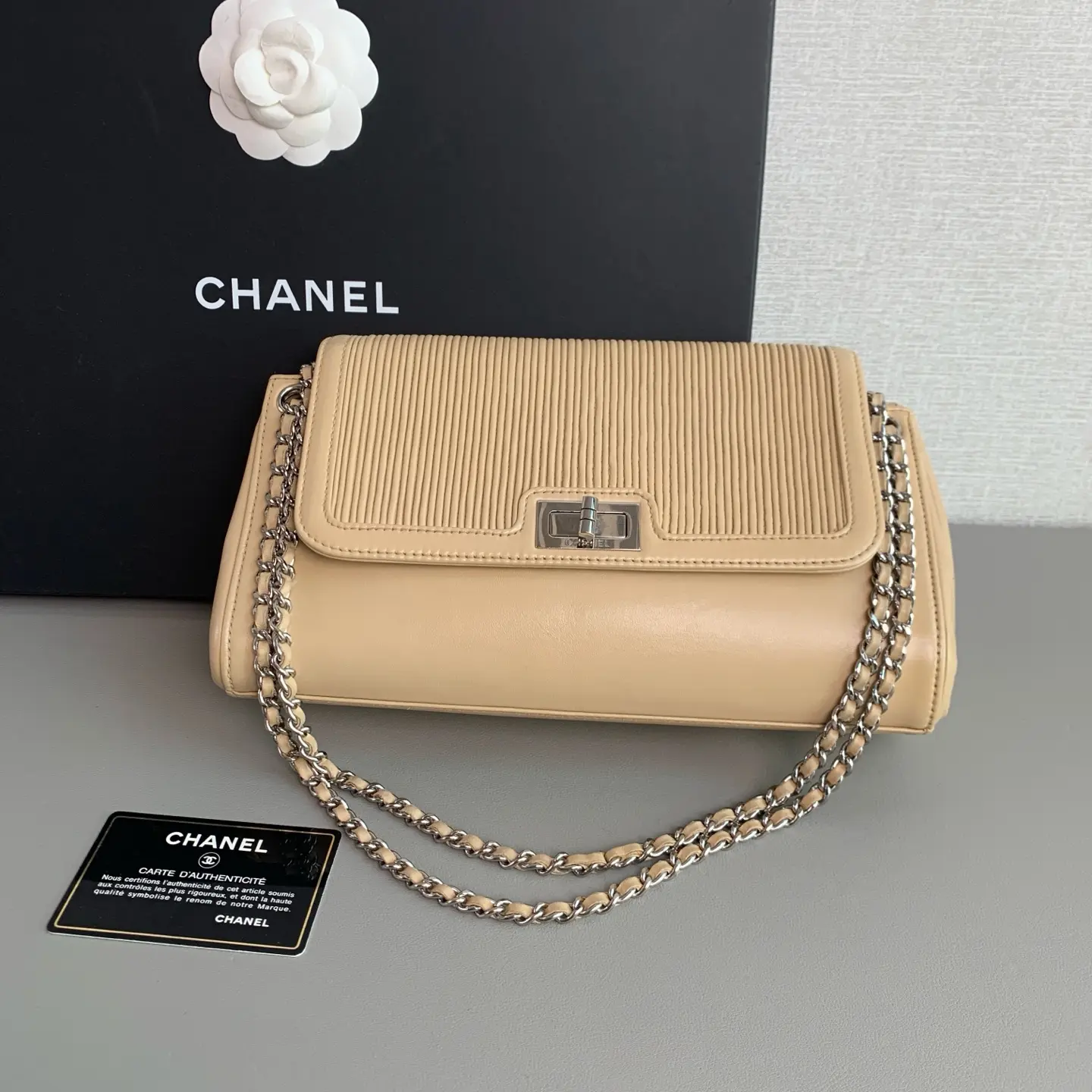 Pre-owned Chanel 2002 2003 Beige Ribbed Calfskin Mademoiselle East West Flap Bag with Silver Hardware SC115